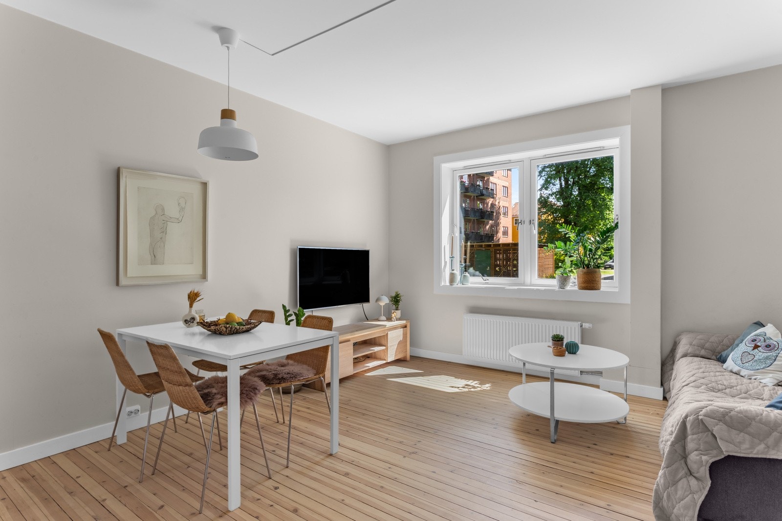 Stuen gir gode møbleringsmuligheter hvor det er god plass til sofagruppe med tilhørende møblement, tv-seksjon og spisebord. Galleribilde