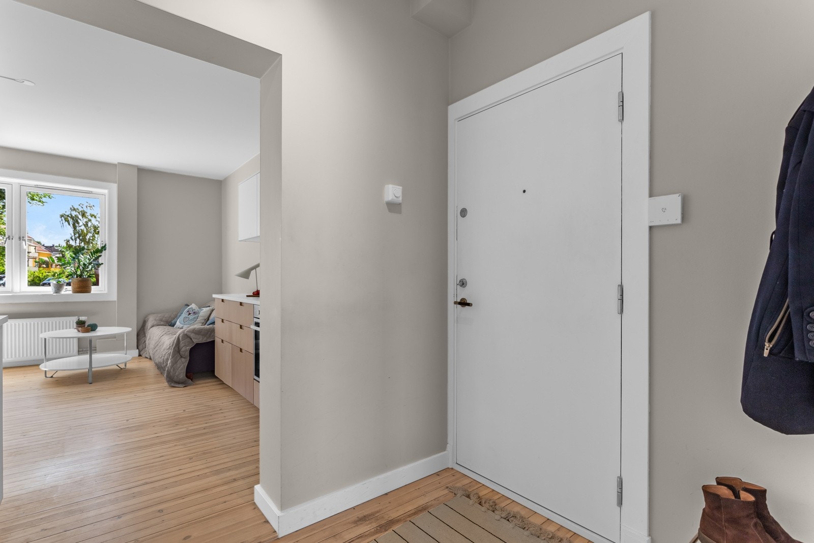 Velkommen inn! Fra leilighetens entré er det direkte tilgang til soverom, bad og stue. Galleribilde