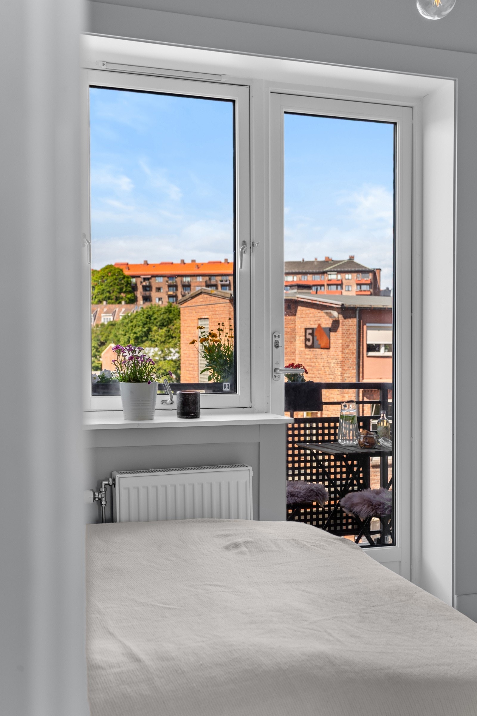 Fra soverommet har du sikt mot Akerselven, og med direkte adkomst til en balkong på 3 m². Vindu vender ut mot en særdeles lite traffikert blindvei. Galleribilde