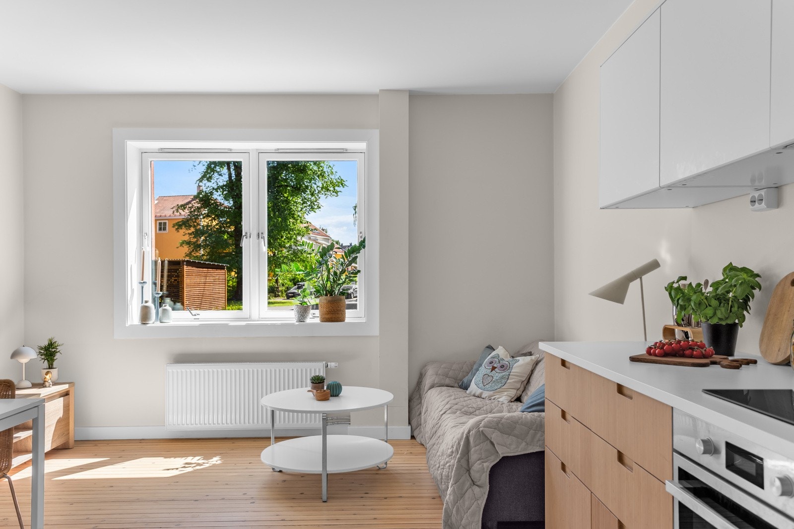 Stuen vender ut mot borettslagets flotte gårdsrom skjermet fra veien. Galleribilde