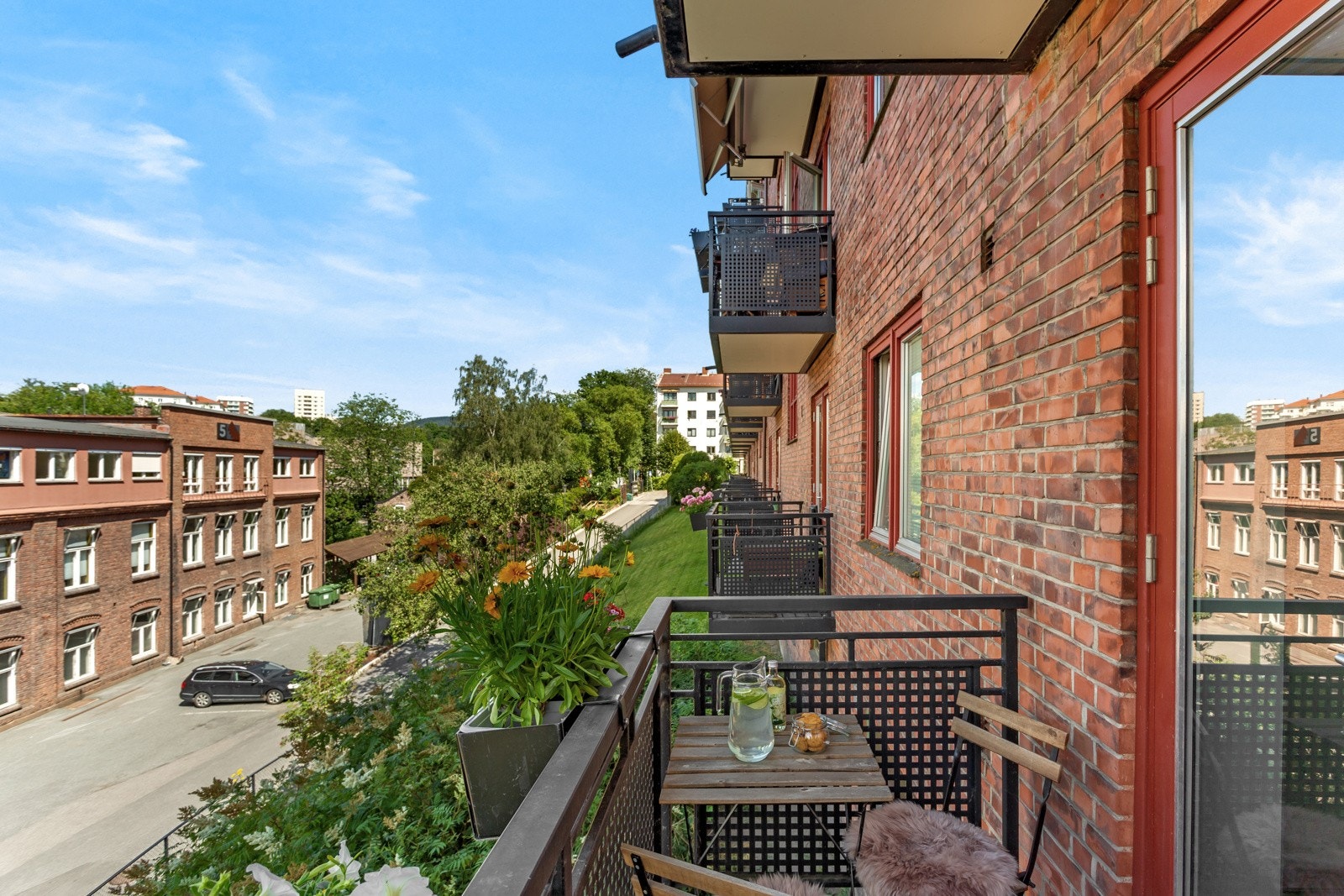 Balkongen ligger høyt og fritt over terrenget som vender ned mot Akerselven, og med det oppleves den ikke som en balkong beliggende i 1.etg. Galleribilde