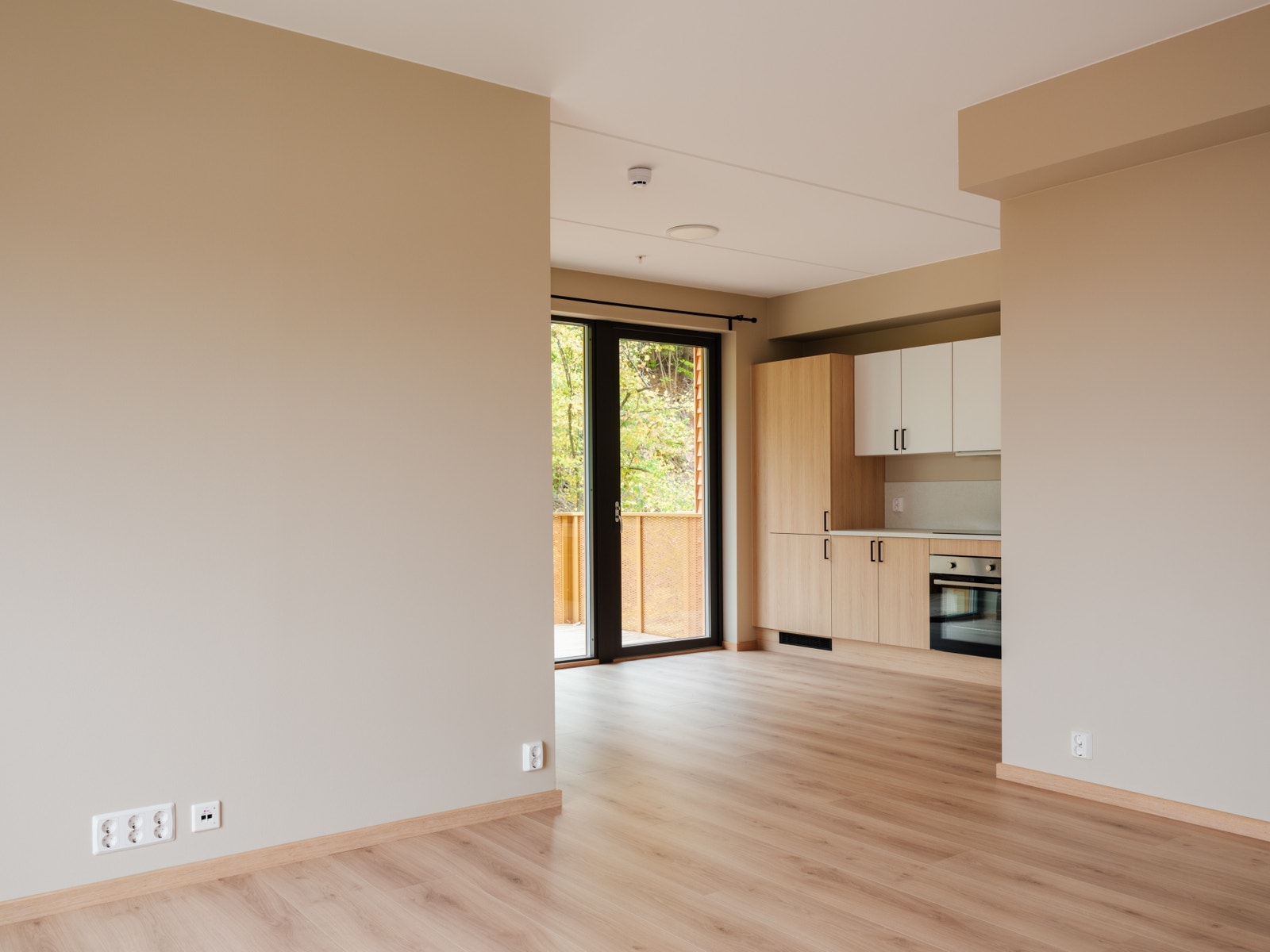 Stue og kjøkken i åpen løsning Galleribilde