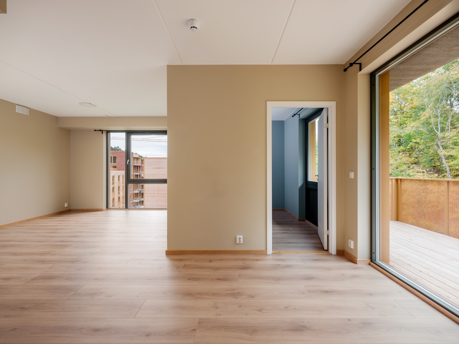 Store vindusflater som slipper inn rikelig med lys Galleribilde