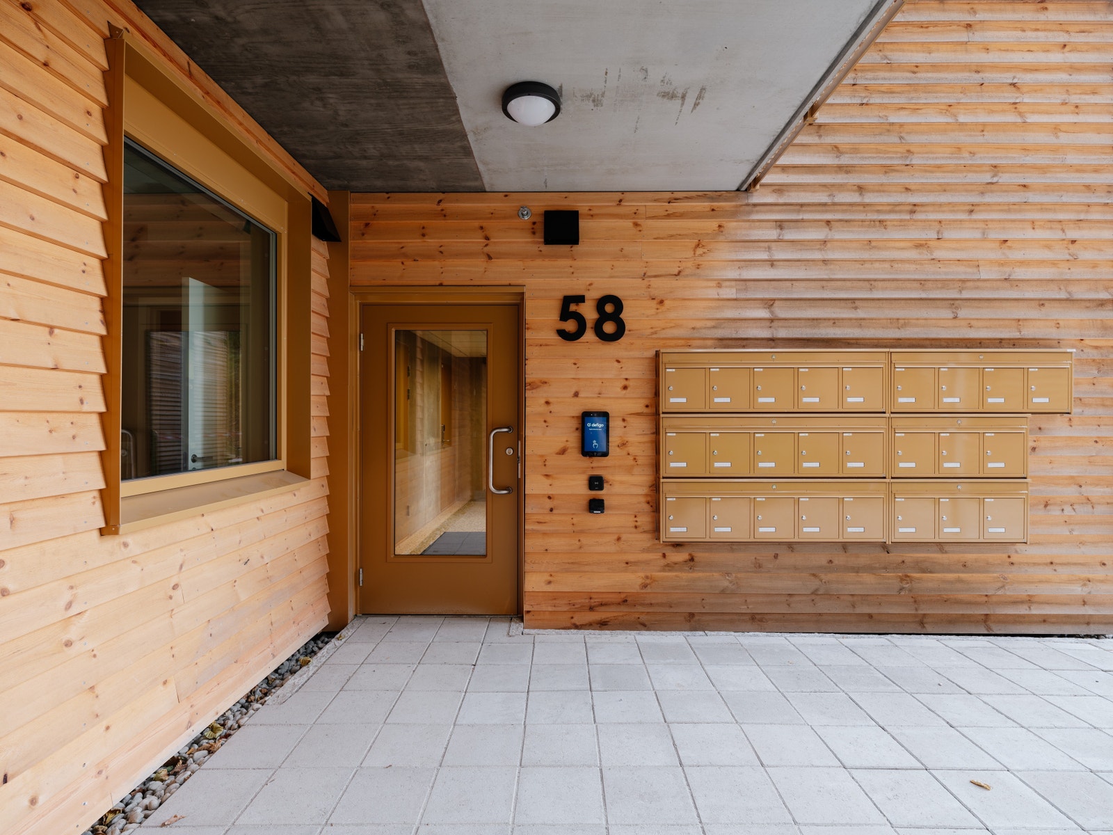 Hovedinngang med heis og utvendige postkasser Galleribilde