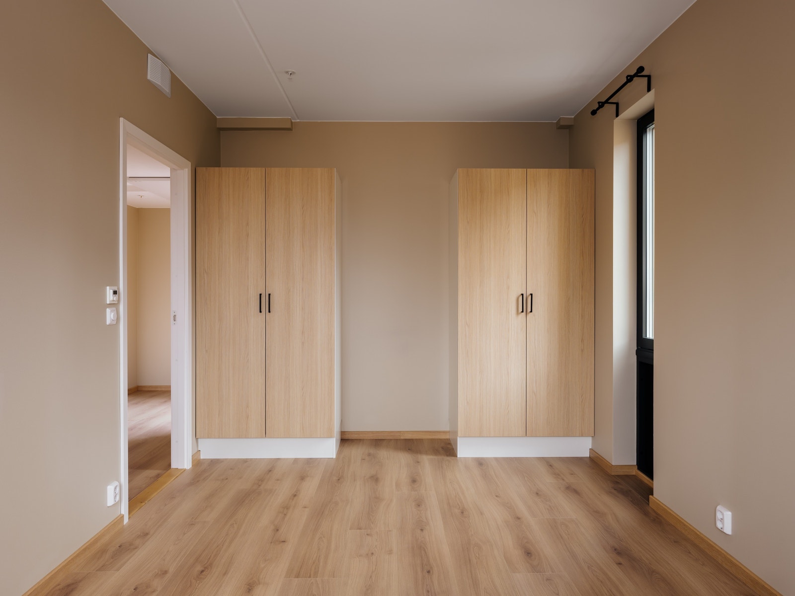 Garderobeskap medfølger Galleribilde