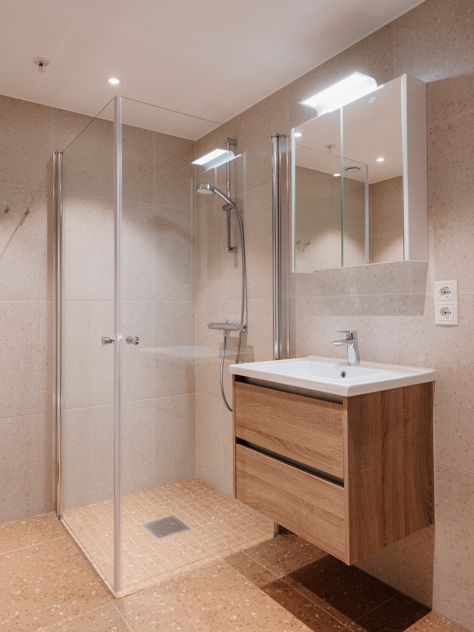 Innfellbare glassdører og downlights i himling med dimmefunksjon Galleribilde