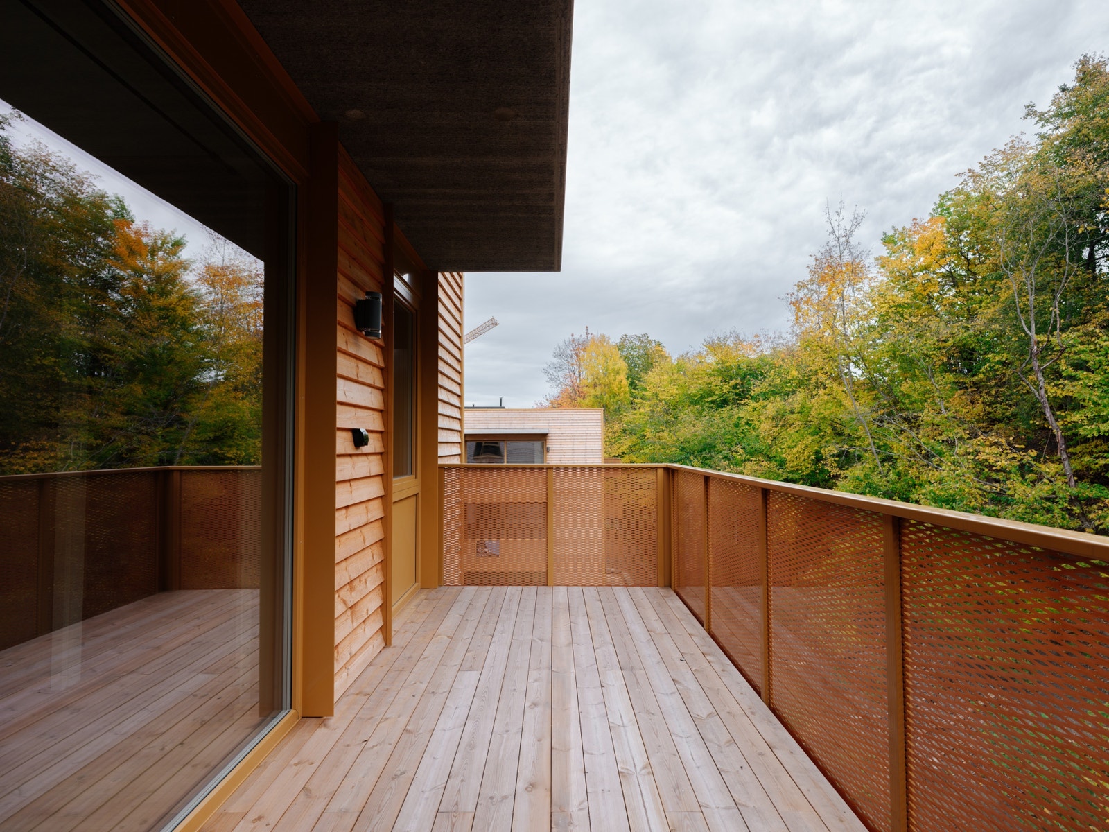 Romslig balkong på ca. 10,5 kvm med utebelysning og kontaktpunkt for strøm Galleribilde