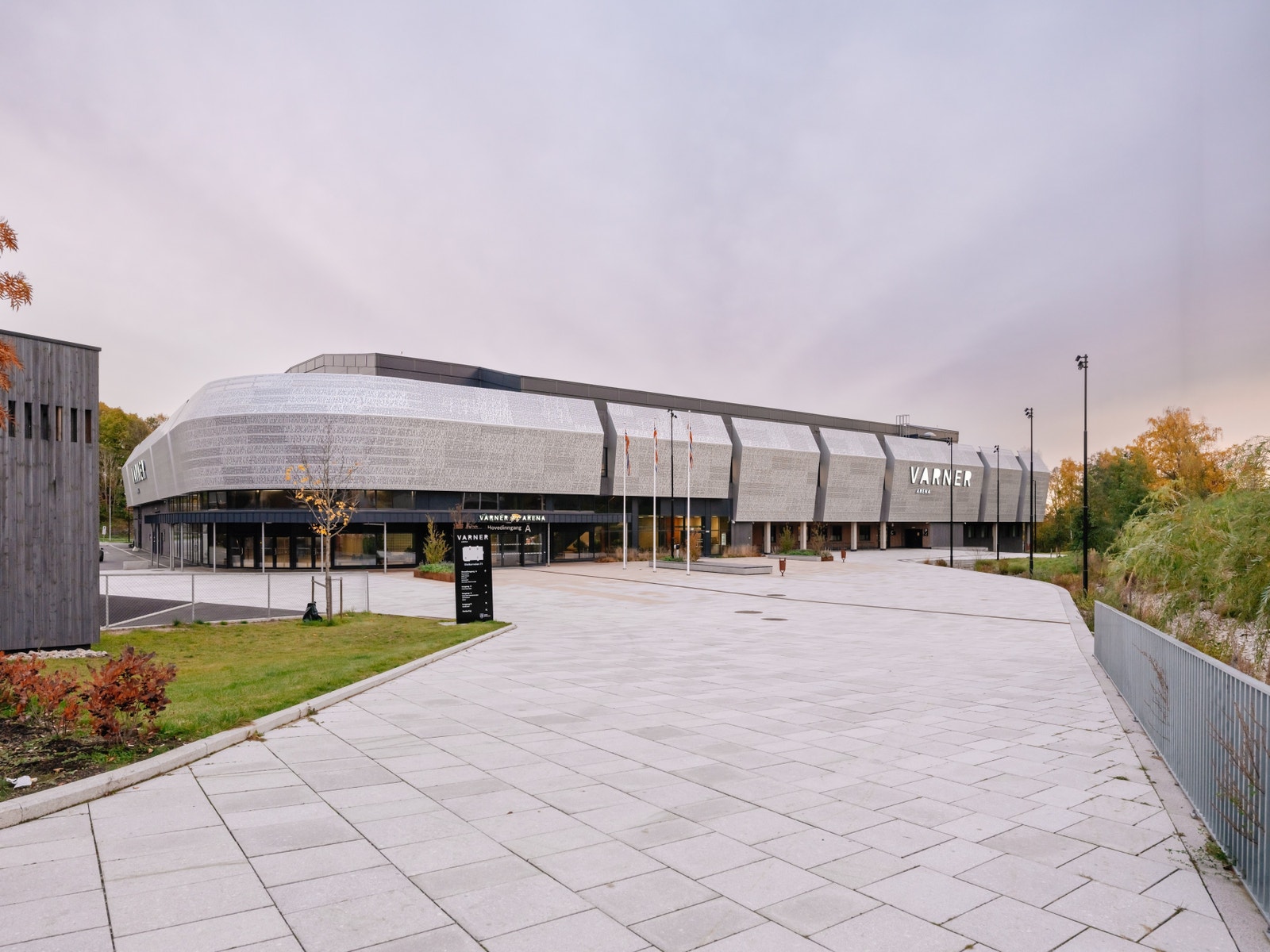 Risenga Idrettspark ligger en kort spasertur fra bygget, her her nye Varner Arena Galleribilde