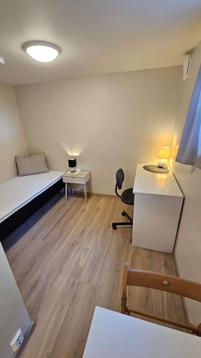 Seng 90x200, pult og kontorstol. Galleribilde