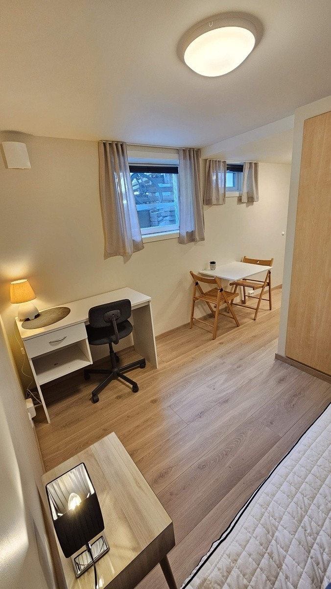 Gardiner og lystette plisségardiner på begge vinduer. Galleribilde