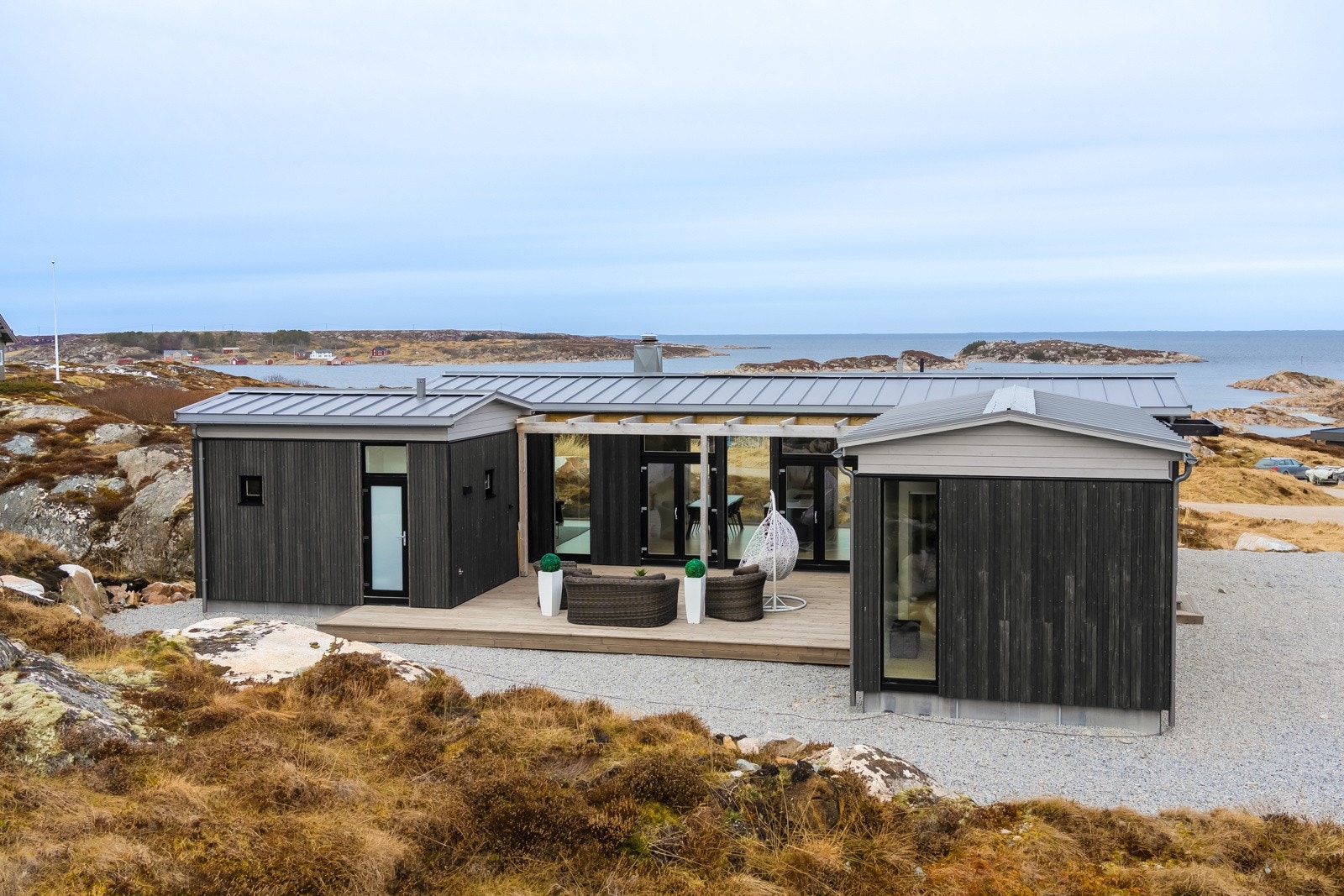 Legg merke til vinduene. Her ser man rett gjennom hytten mot havet, fra verandaen Galleribilde