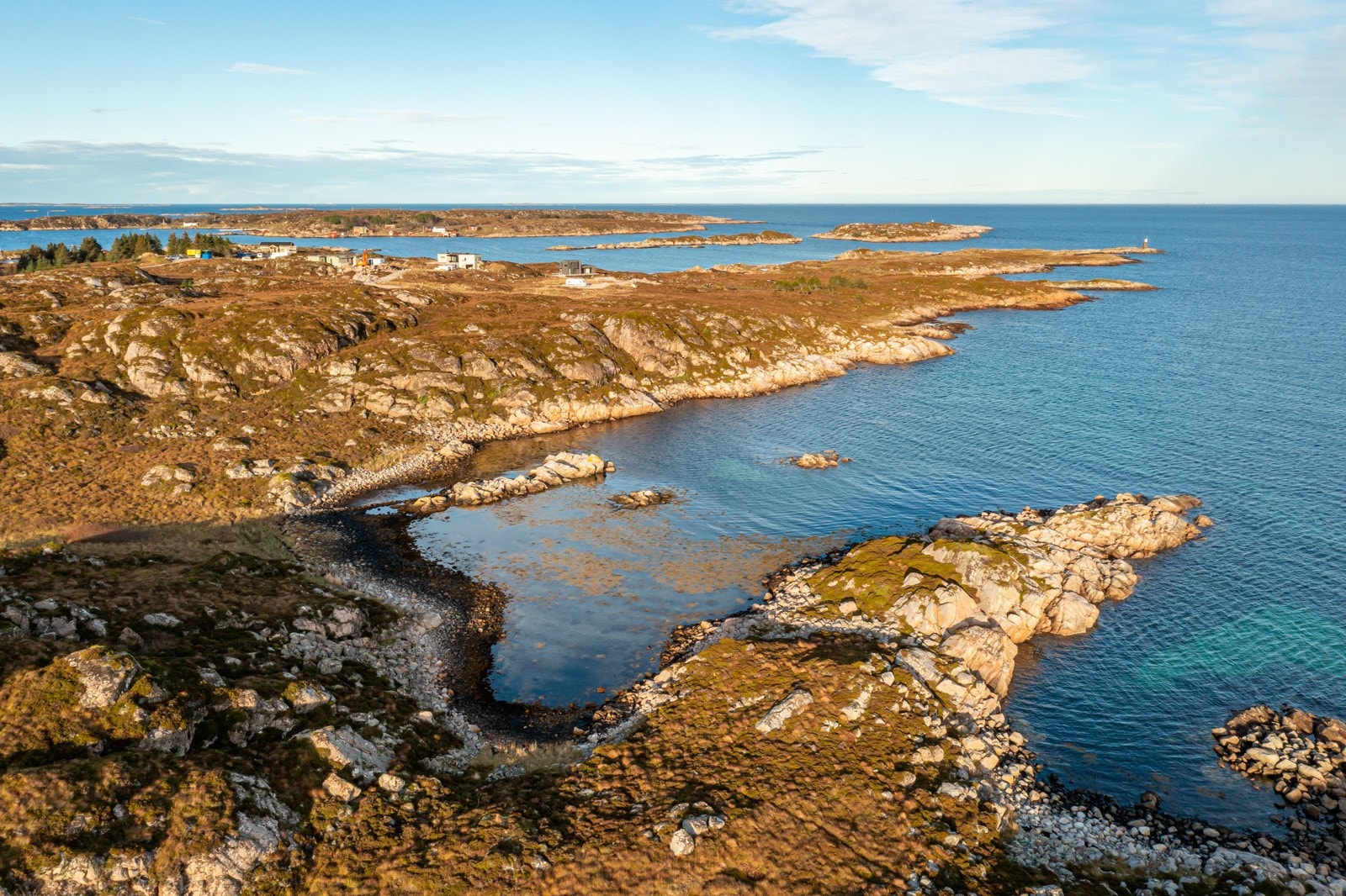Frøya har et flott turterreng med mange forskjellige løyper og øya er godt egnet for sykkelturer. Galleribilde