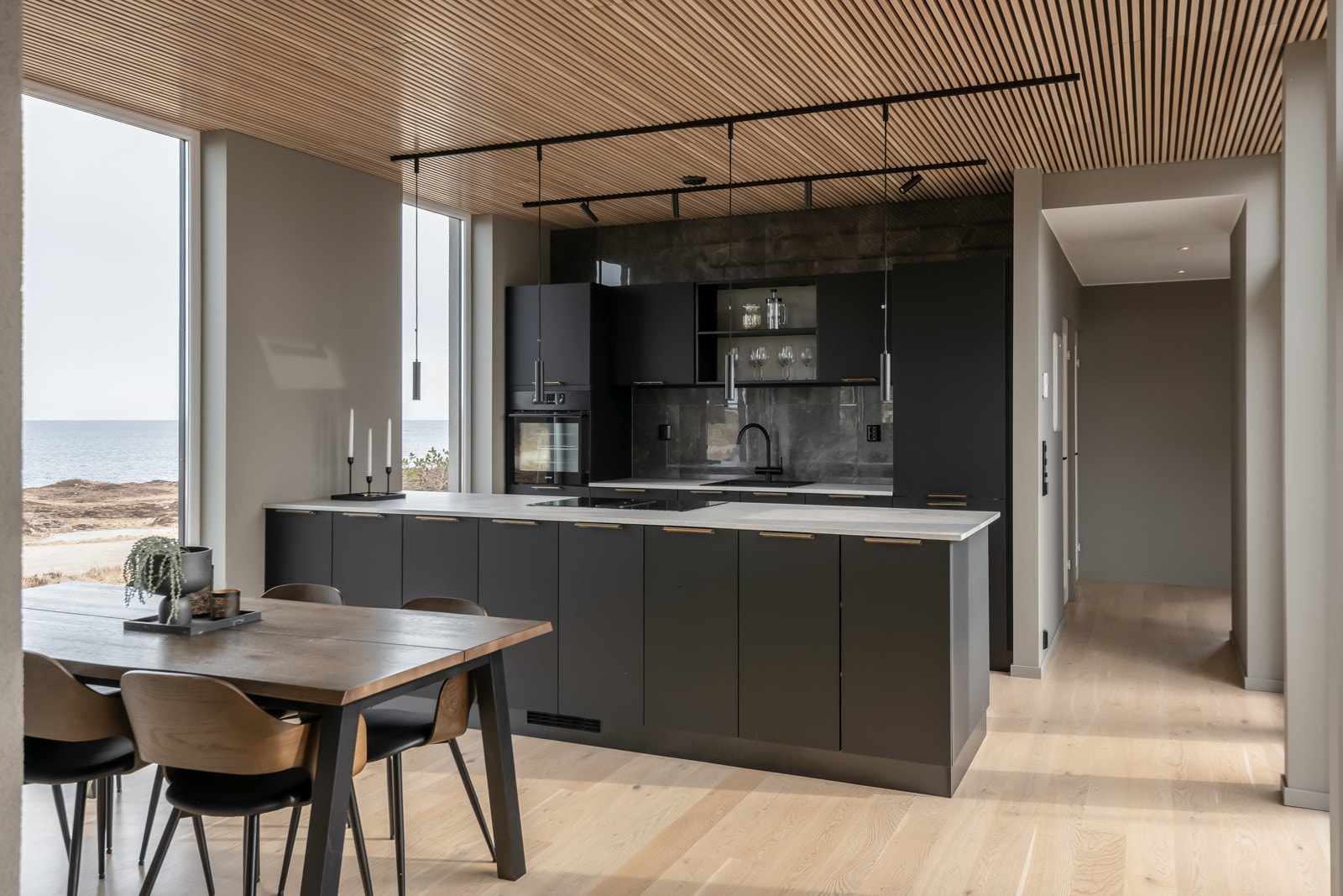 De store vindusflatene gir nyedlig utsikt Galleribilde