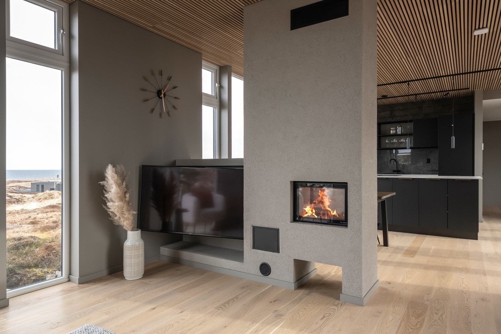 Den lekre peisen, skiller spisestuen fra kjøkkenet Galleribilde