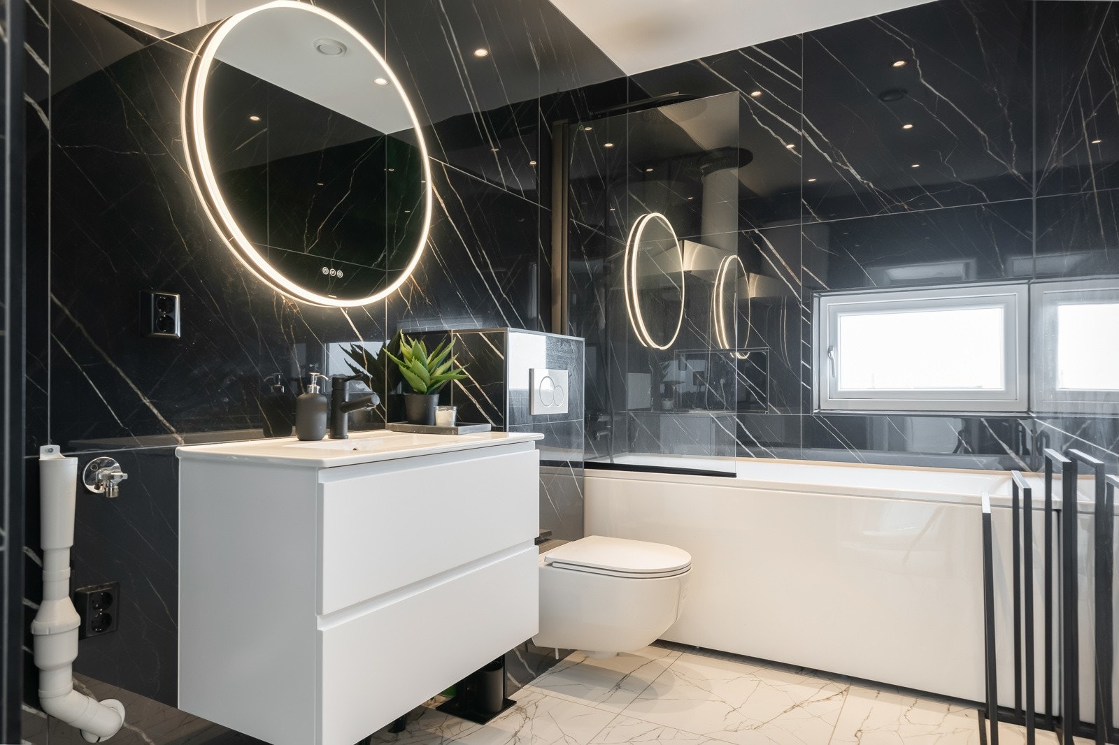 Badet har Italiensk 90x90 marmorflis fra Marmoker - Nydelig standard Galleribilde