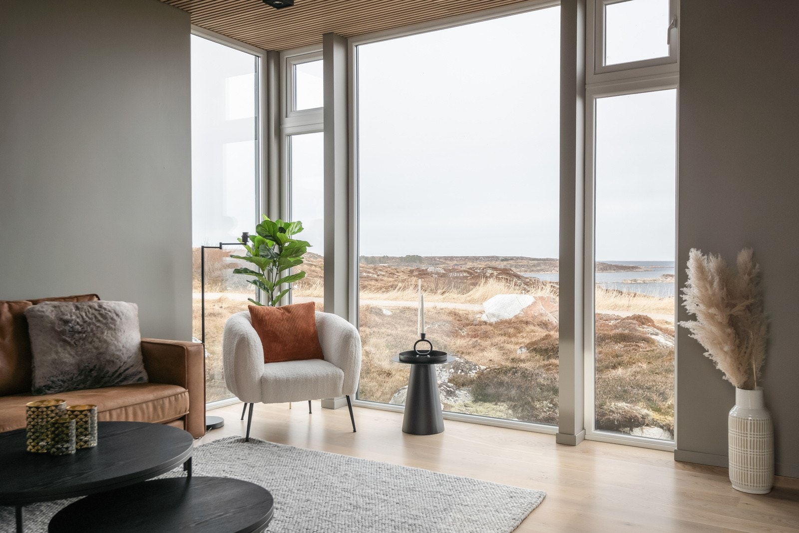 Et godt glass vin i godstolen med havet som underholdning Galleribilde