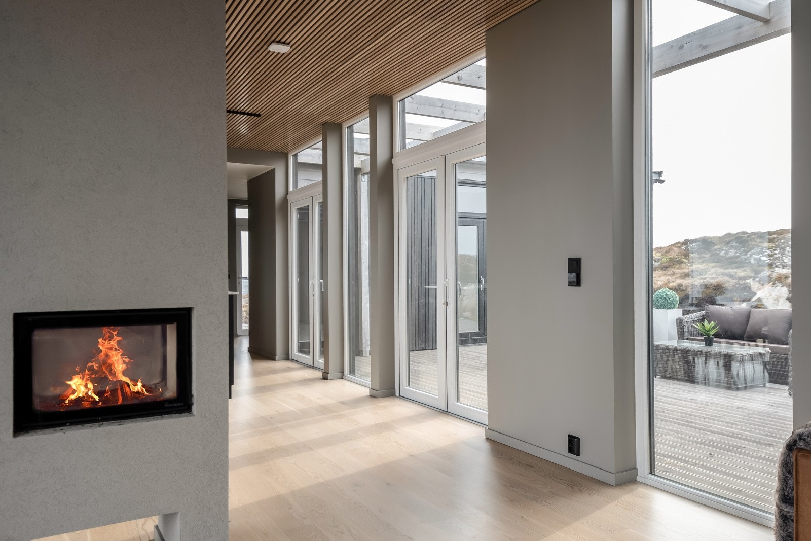 Det er store vinduer på begge sider av hytten Galleribilde