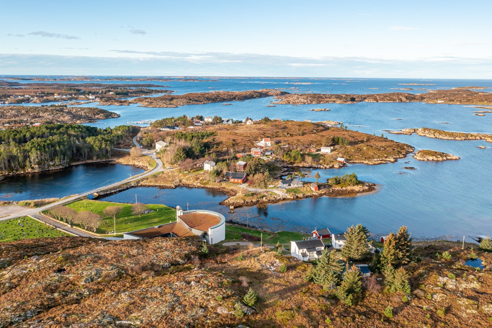 I øyrekka er det muligheter for pub til pub runde i særegne puber, havrafting på storhavet, overnatting på fyr, havfiske eller kajakkpadling. Galleribilde