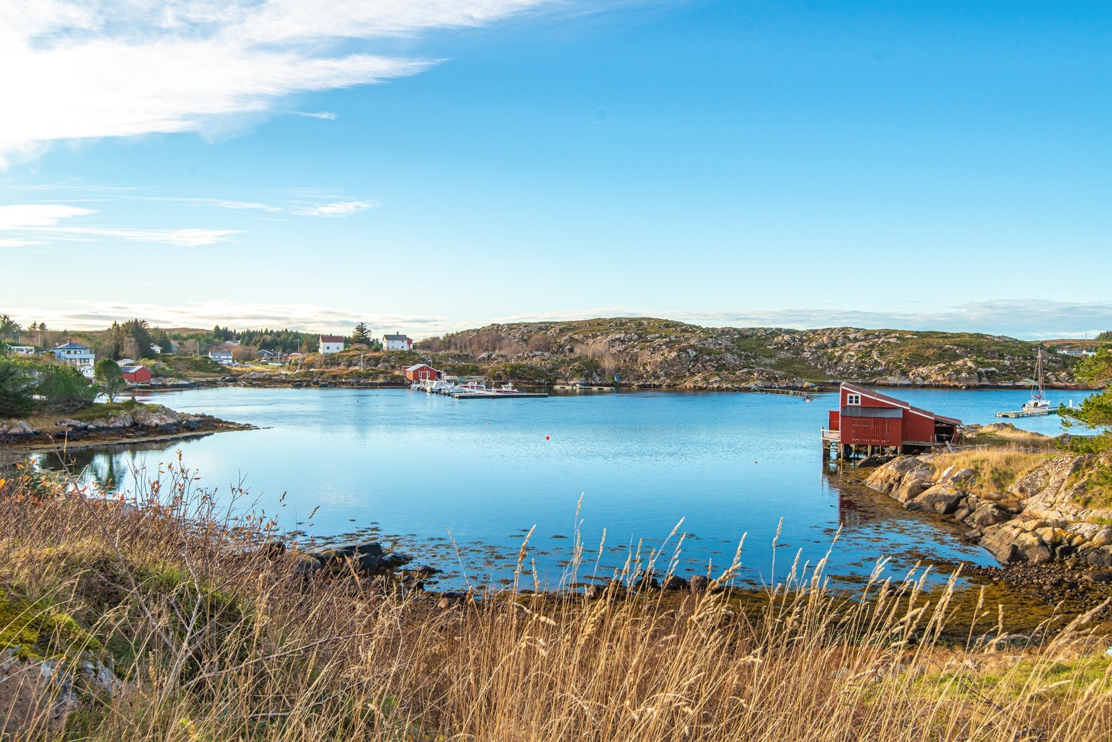 Det er flust med fine viker, kanaler og svaberg. Nyt båtlivet hele sommeren Galleribilde
