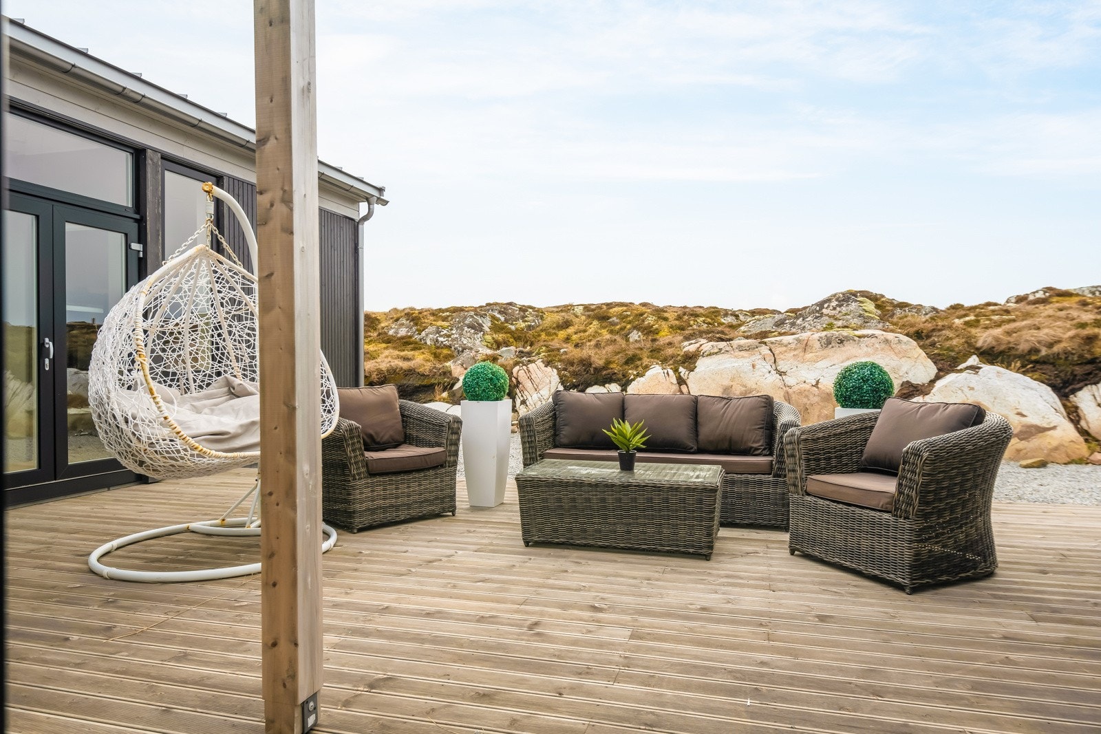 Verandaen er plassert slik at man sitter lunt, og i le for vinden fra havet Galleribilde