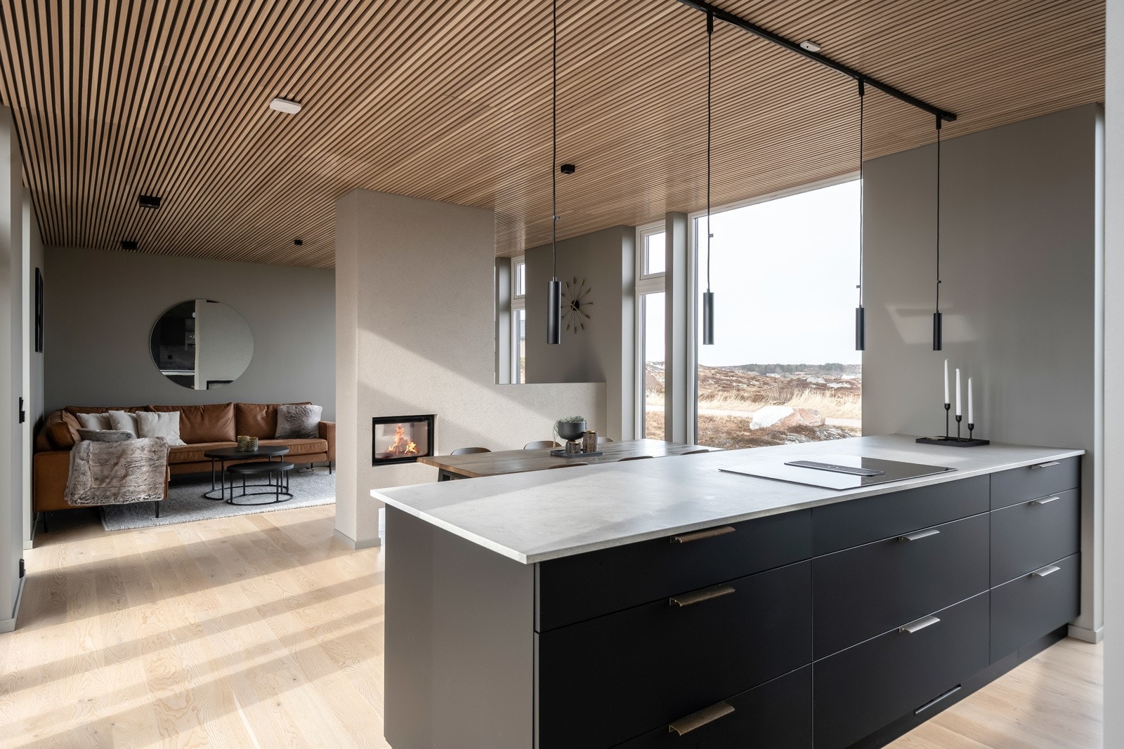 Kjøkken, spisestue og stue er i åpenløsning - Legg merke til det lekre spiletaket Galleribilde