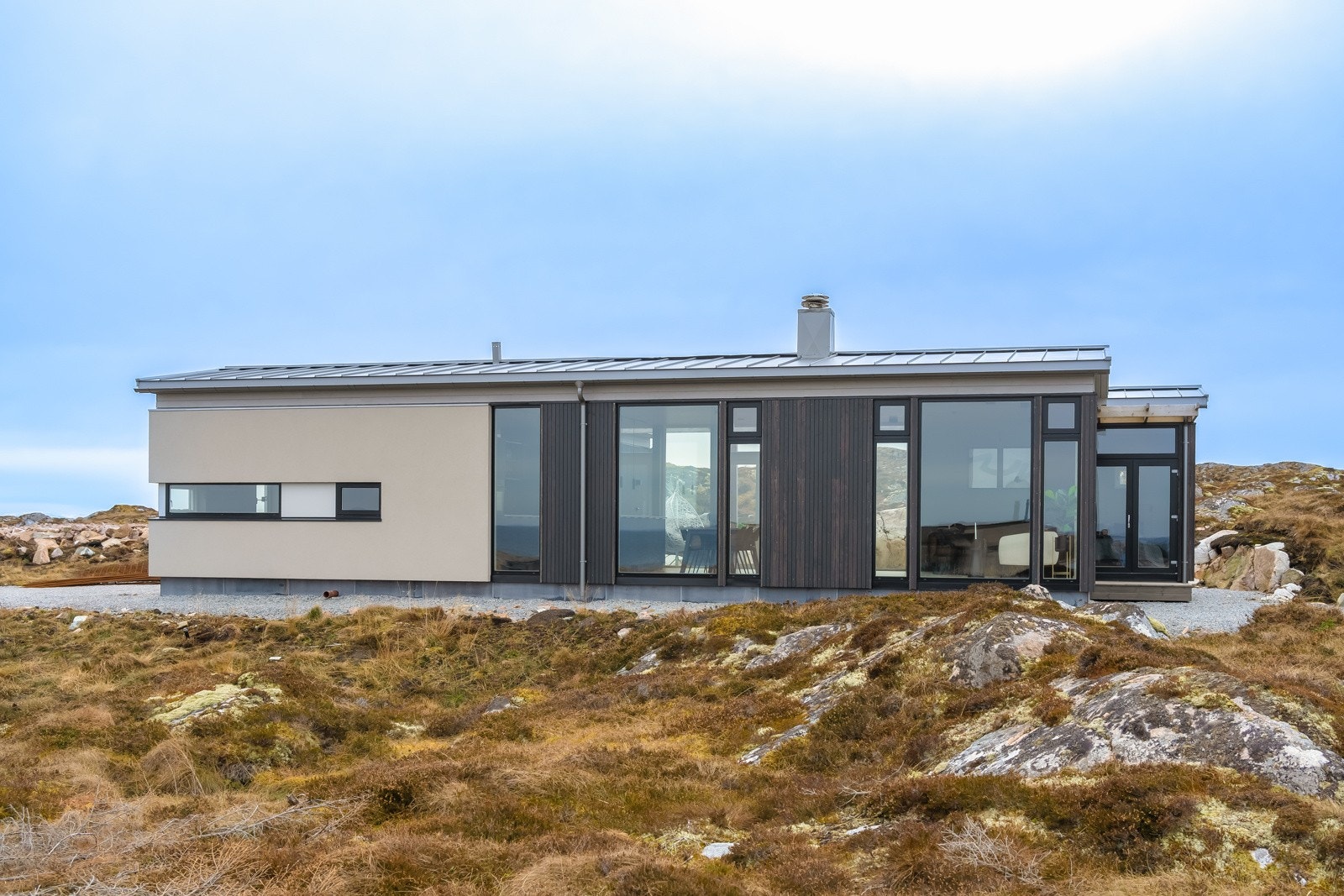 Velkommen til hyttedrømmen på Frøya - Store vindusflater gir muligheten til å nyte den nydelig utsikten fra hele hytten Galleribilde