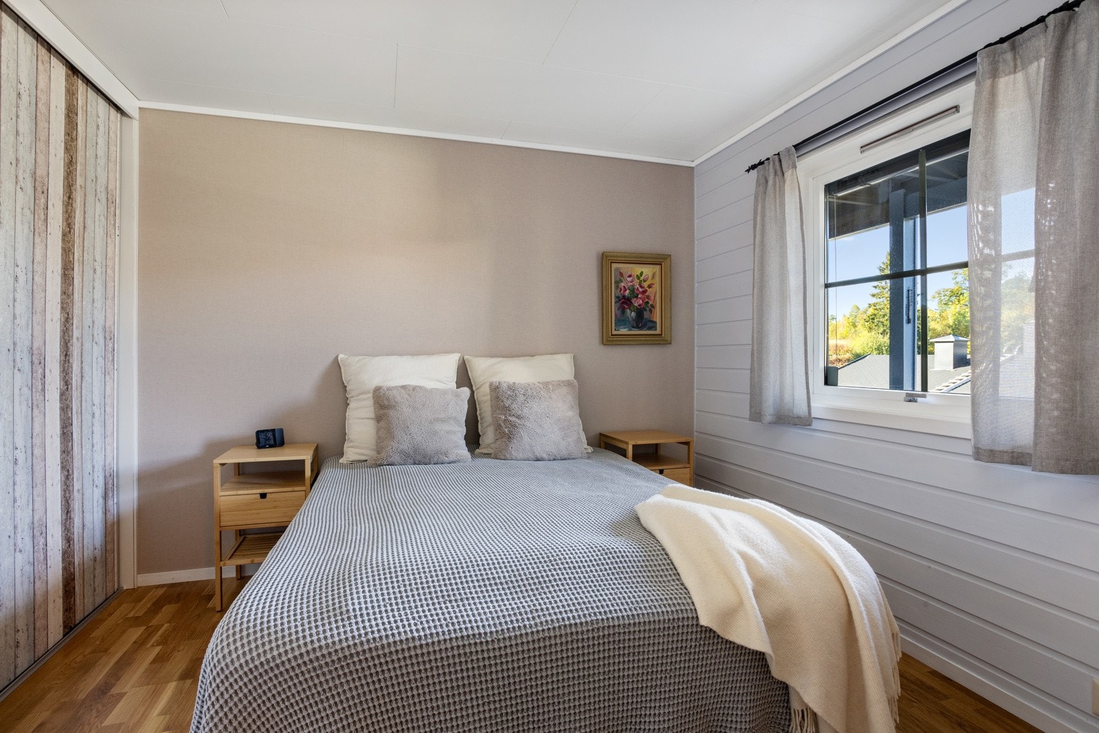 Skyvedørsgarderobe med trådkurver langs veggen. Galleribilde