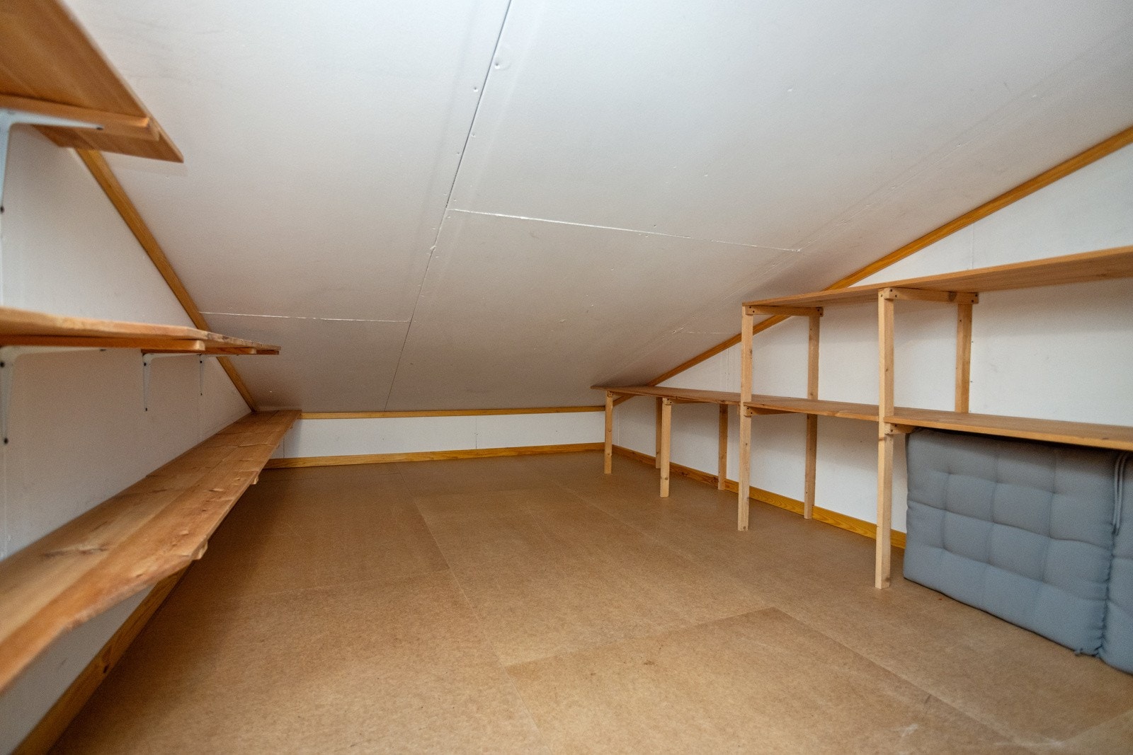 Bod med lys. Her kan en stue bort julepynten, vintersko og masse fritidsutstyr. Galleribilde