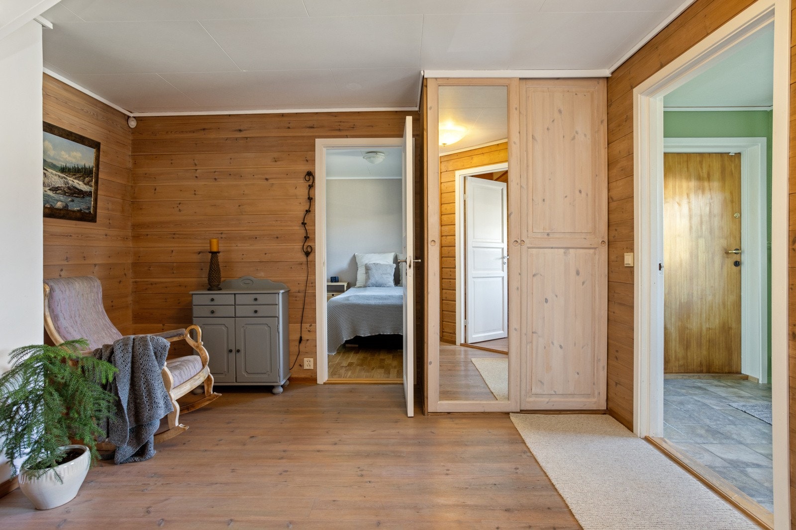 Stort garderobeskap i gang med speil på den ene døren. Galleribilde