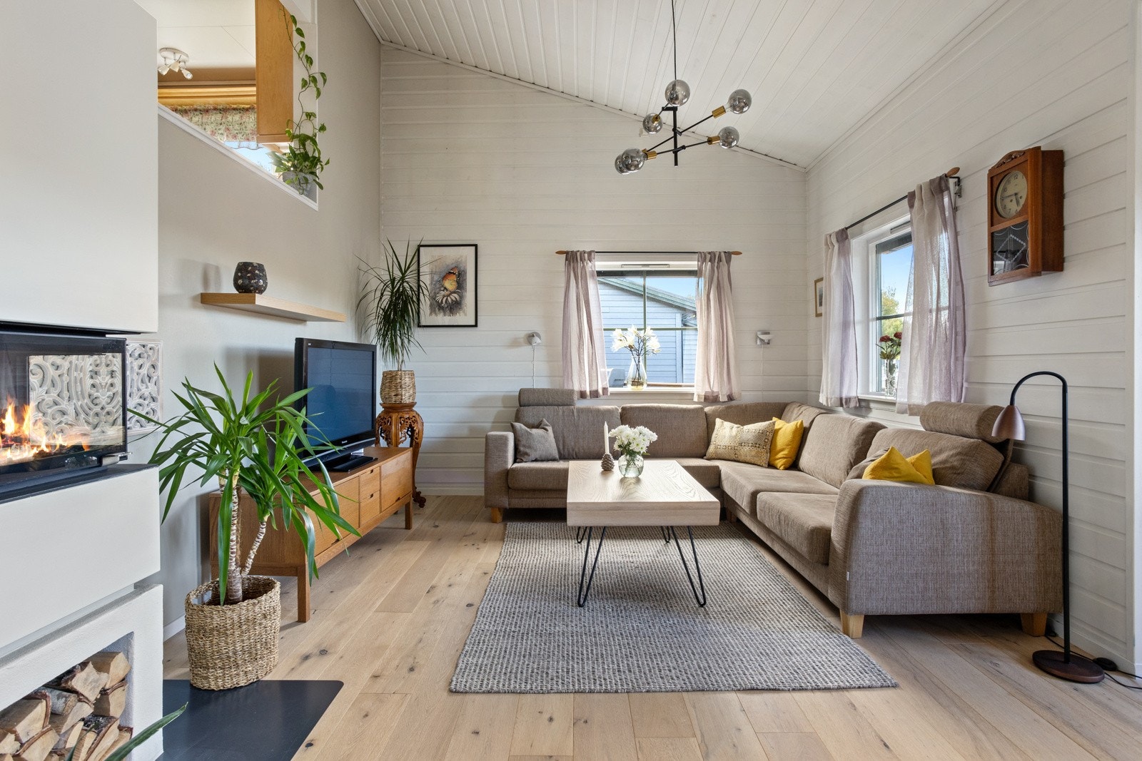 Åpen og lys stue Galleribilde