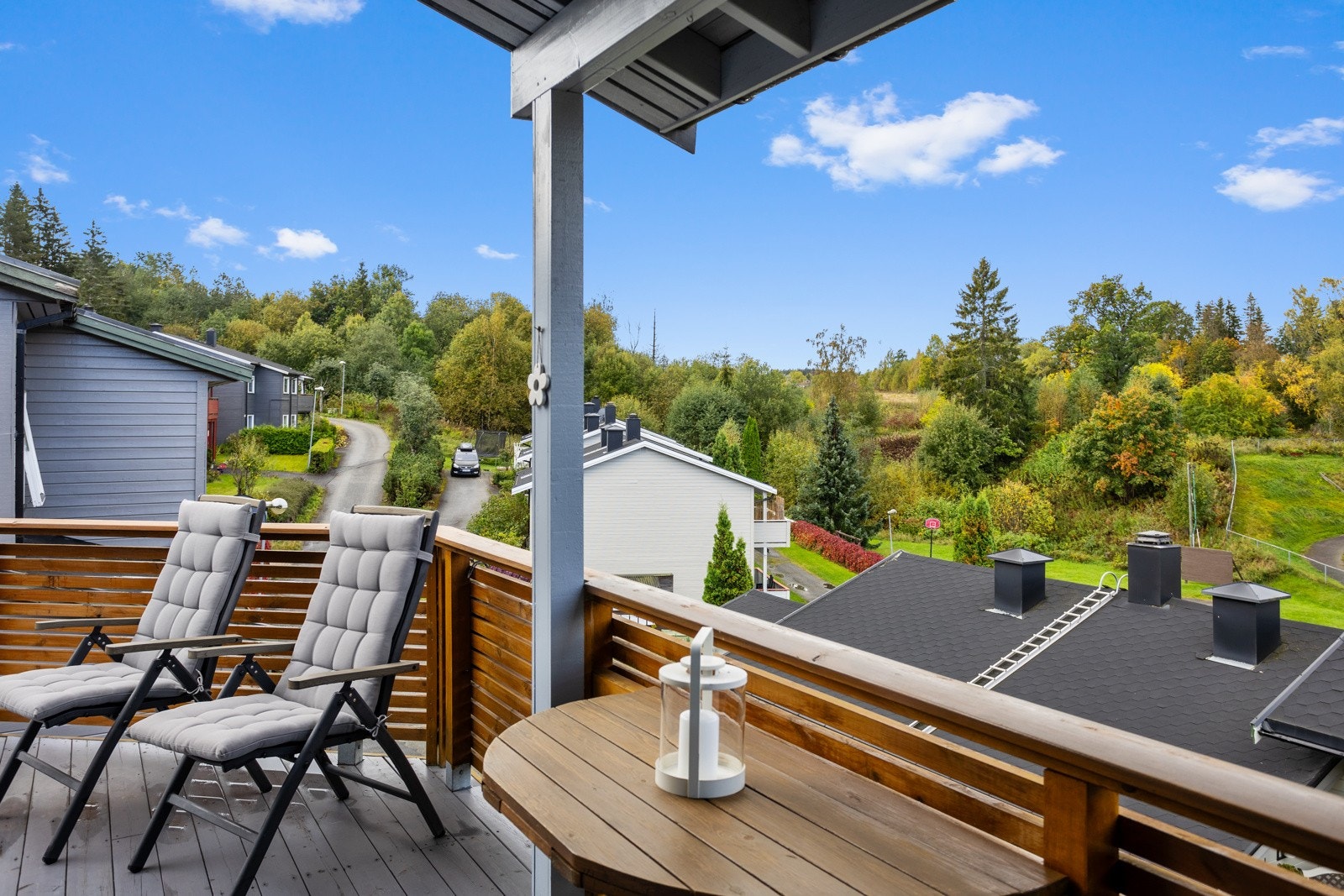 Deler av uteplassen er beskyttet av nedtrukket tak. Galleribilde