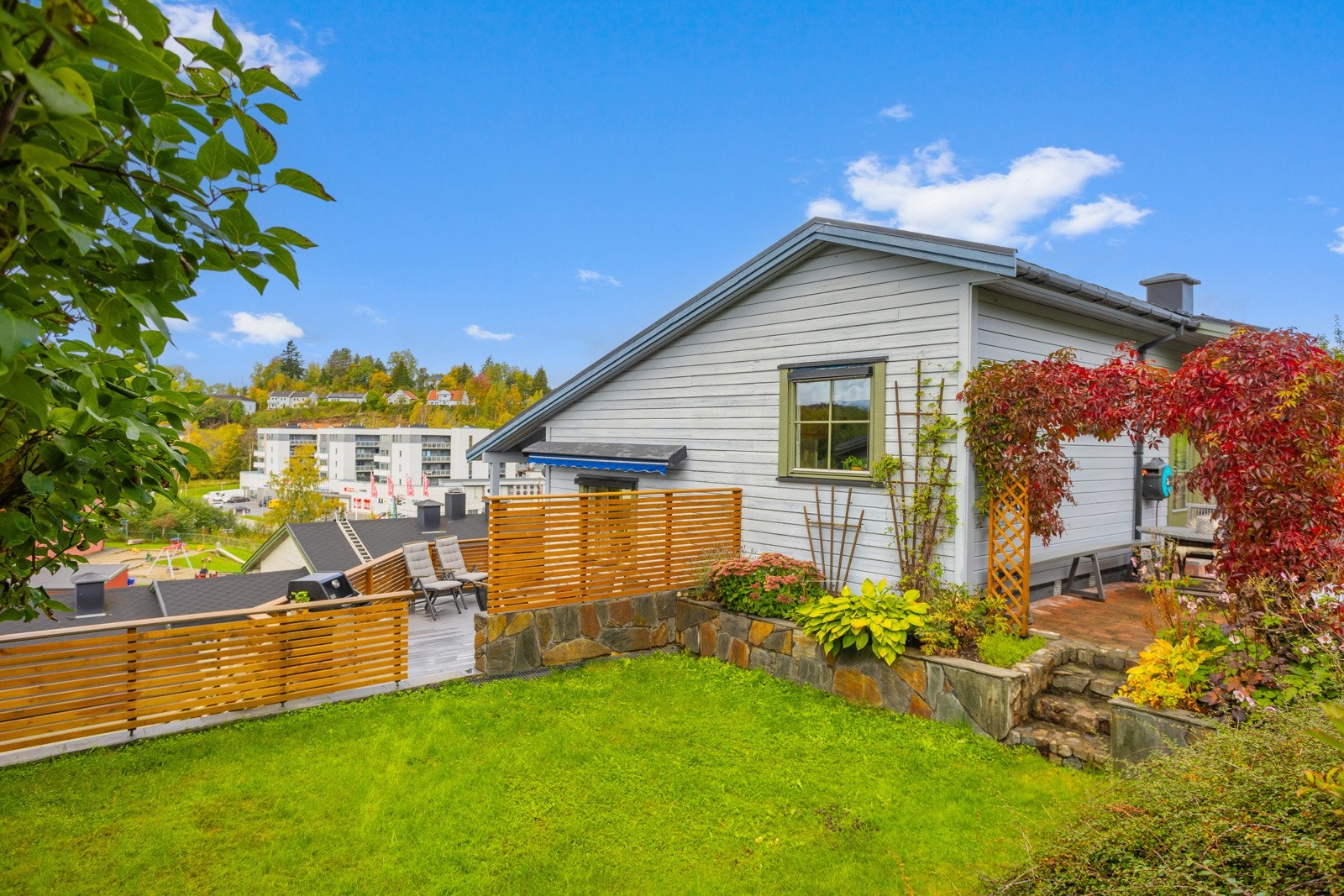 Sett fra trappen som går fra hagen og opp til veg i øvre del av feltet. Galleribilde