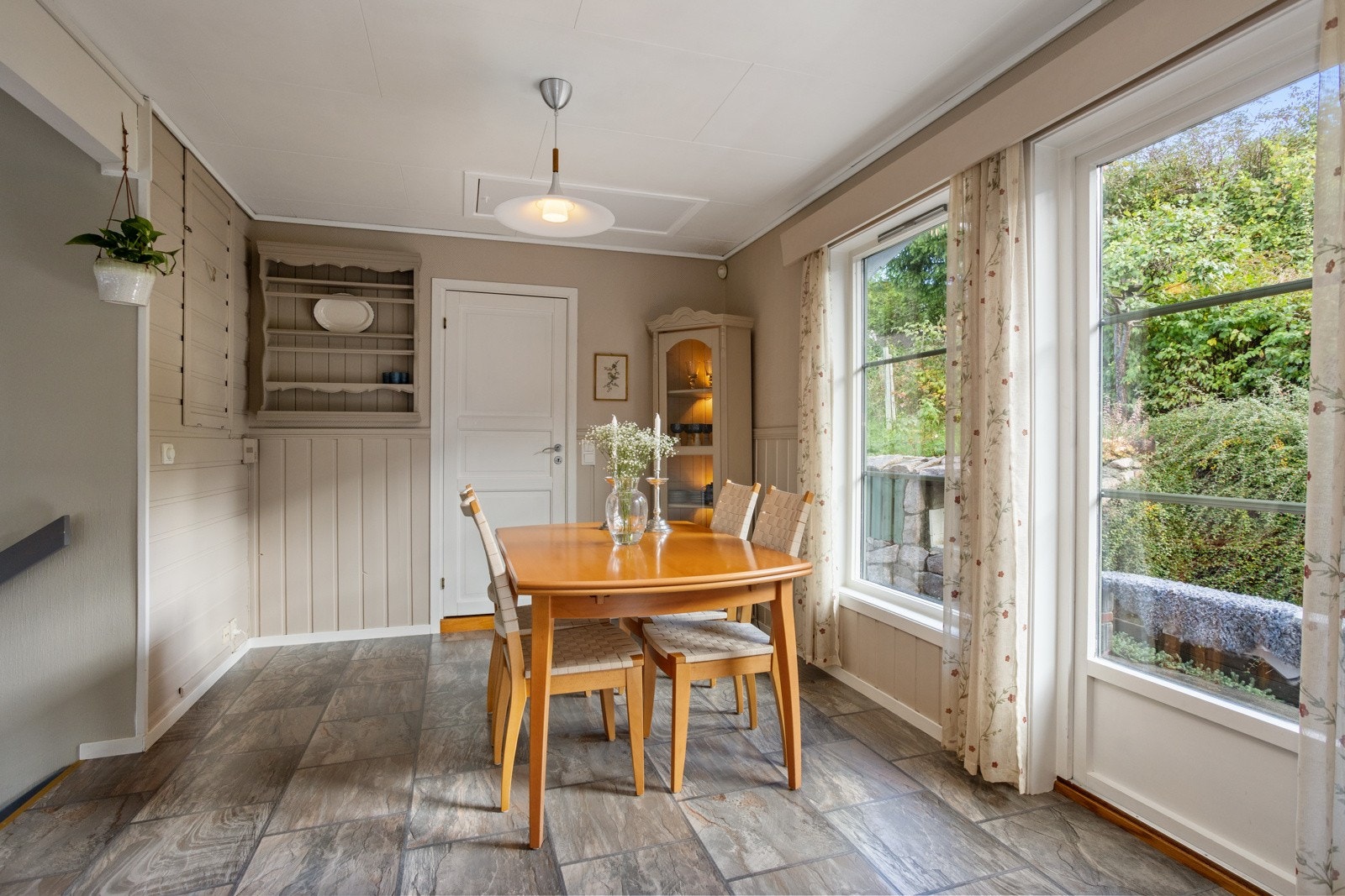 Innenfor spisestuen er det bad, og inn til venstre et fint lagringsloft. Galleribilde