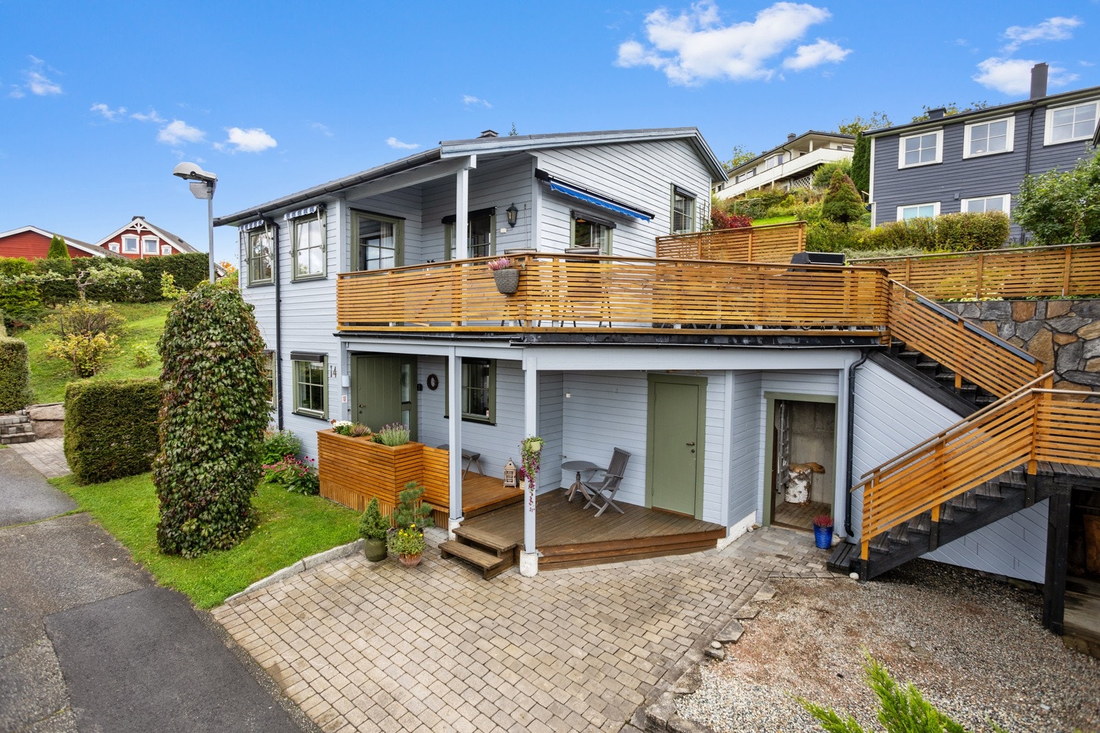 Boligen har skjermet beliggenhet innerst i en gate uten trafikk. Her er det trygt og godt for barn å vokse opp. Galleribilde