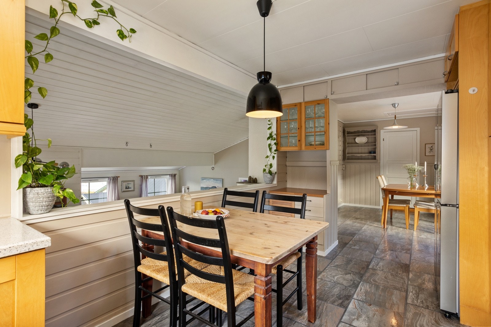 Både spiseplass på kjøkken og spisestuen bader i naturlig lys fra tre sider. Galleribilde