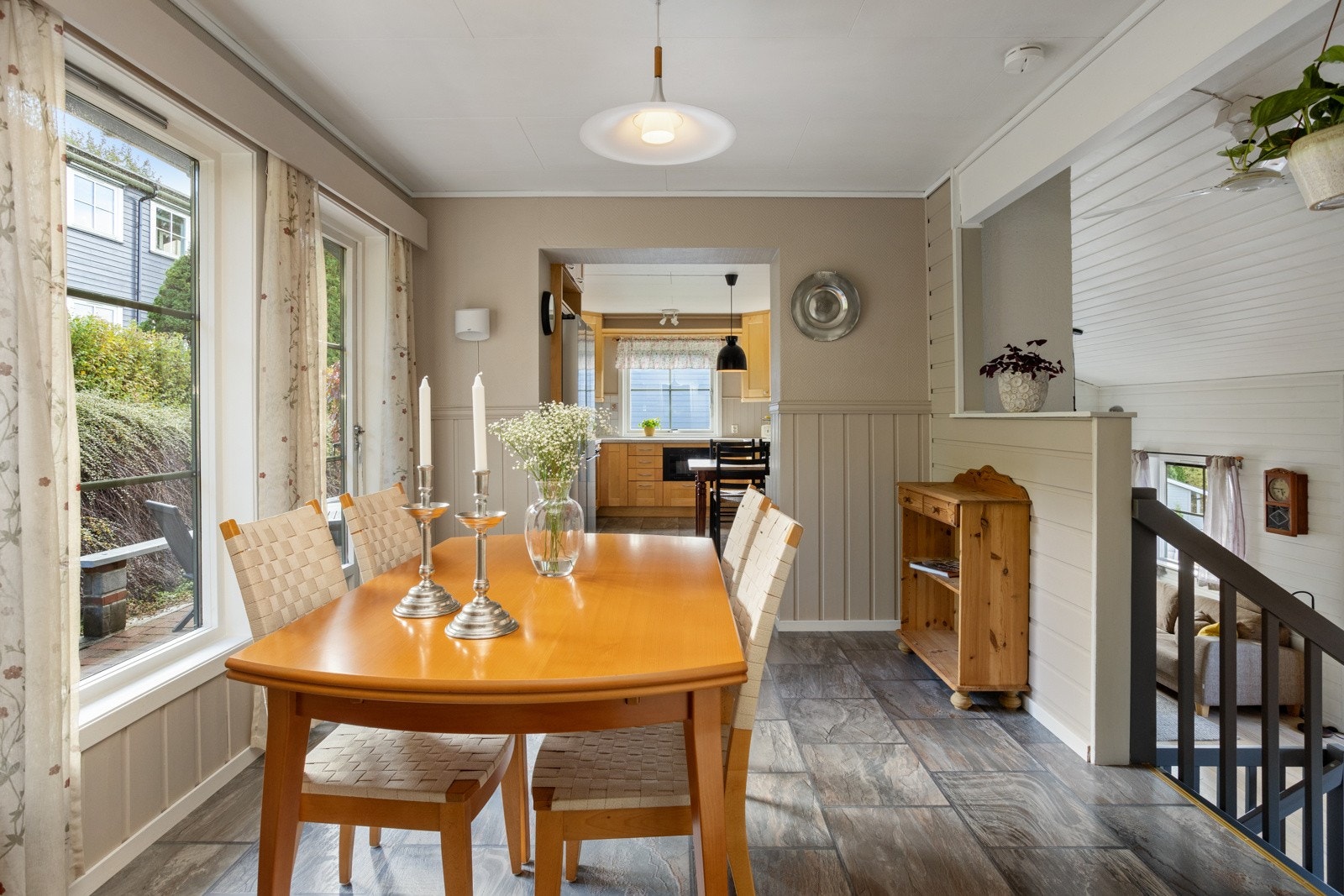 Kjøkkenet ligger øverst med plass til spisestuemøblement og utgang til uteplass. Galleribilde