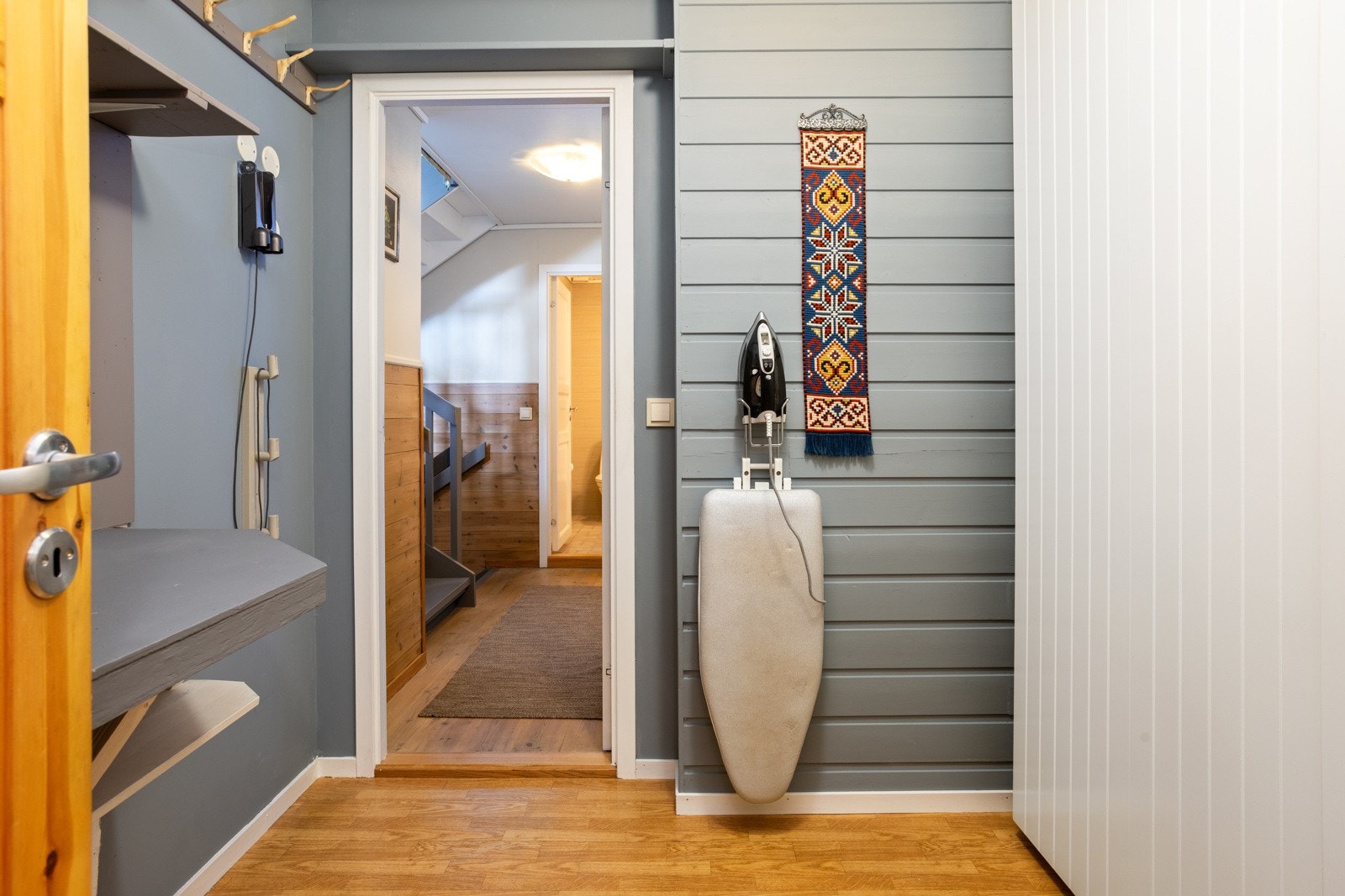 Fra boden mot liten gang. Galleribilde