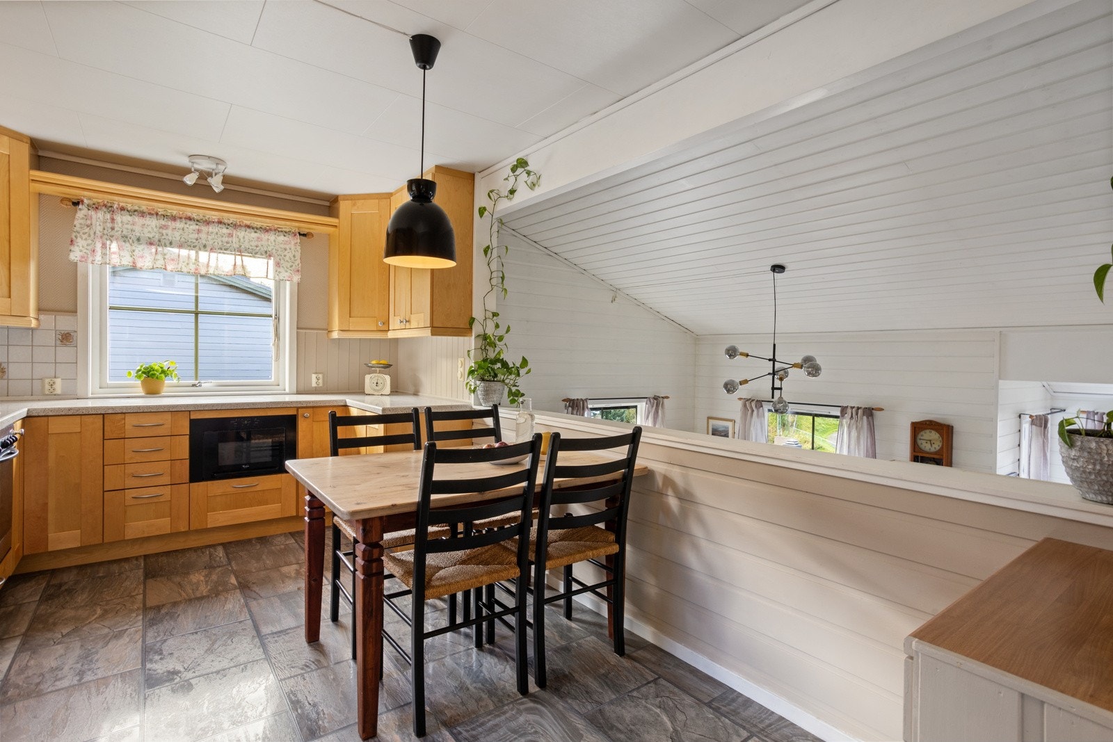 Fra kjøkkenet er veggen åpen mot stuen, noe som gir en svært god romfølelse. Galleribilde