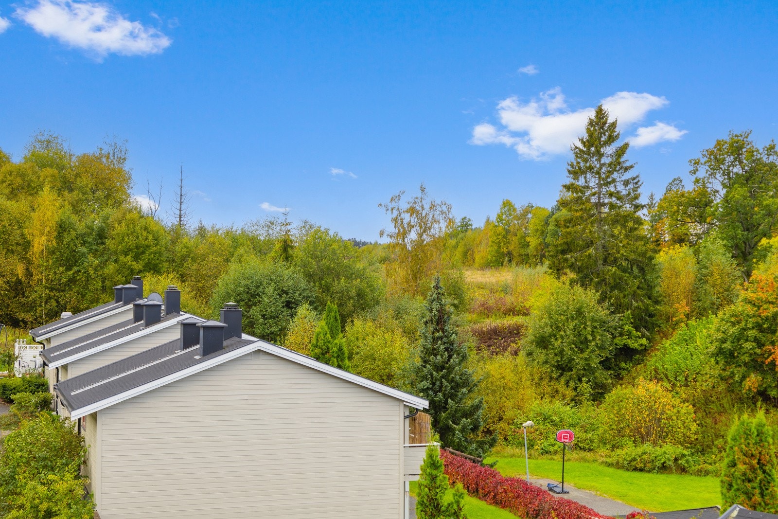 Mot sør og bak haugen ligger Røykenbadet. Galleribilde
