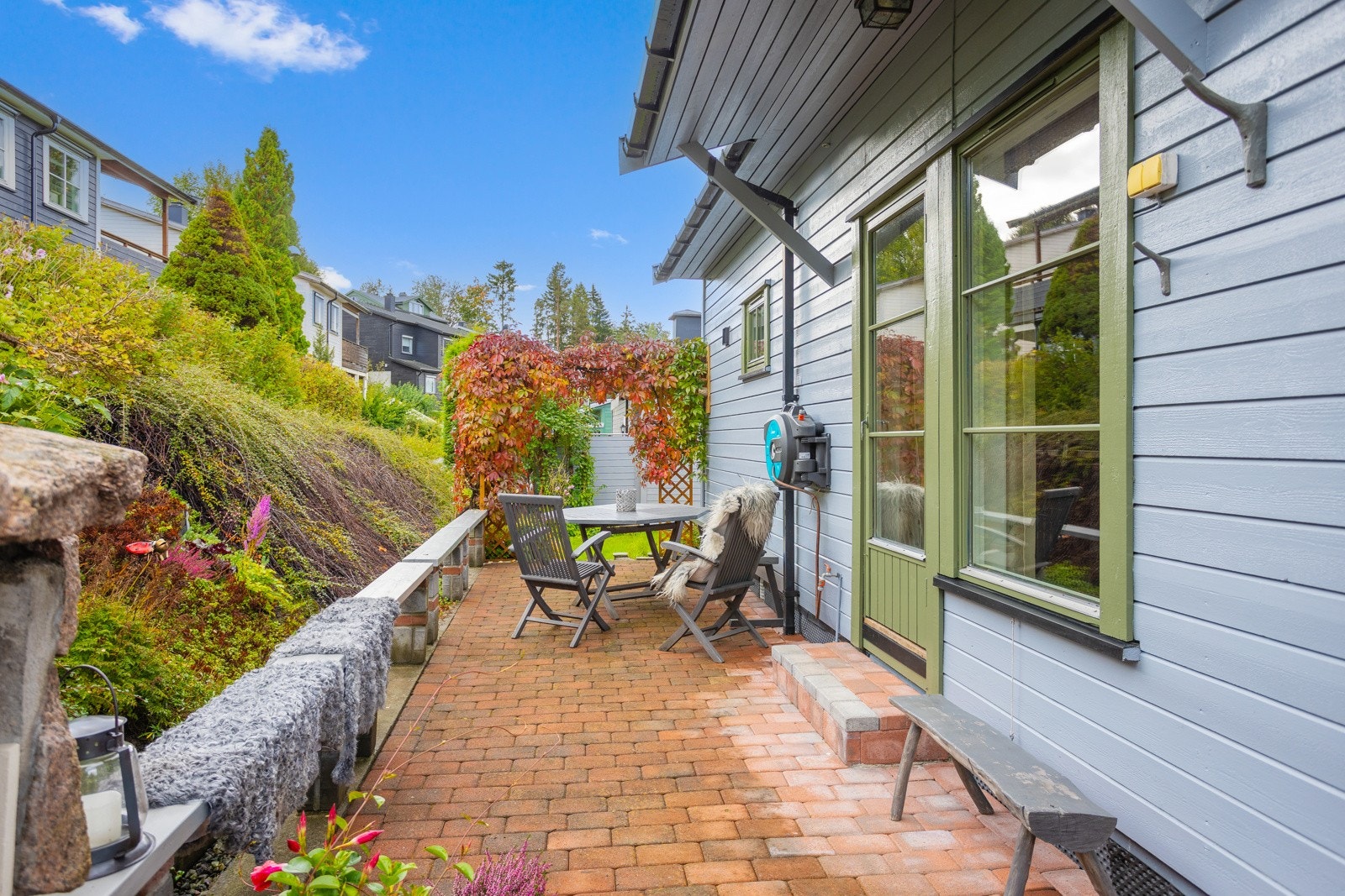 Utenfor kjøkkenet er det steinsatt uteplass med utepeis. Galleribilde