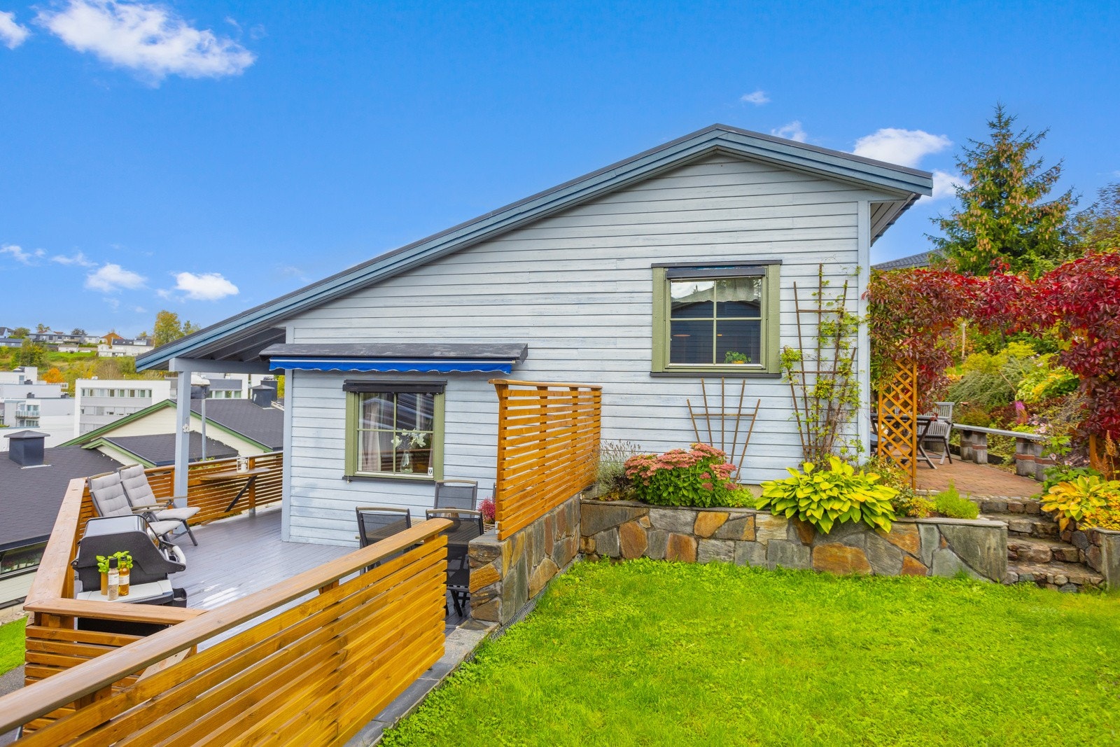 Blomsterbed under kjøkkenvinduet. Galleribilde