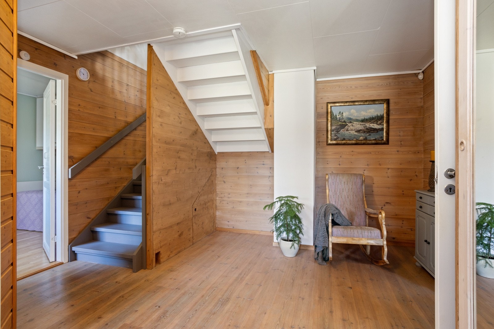 Stor gang som kan brukes som lekerom, treningsrom eller tv-stue, kosekrok. Praktisk oppbevaringsplass under trappen. Galleribilde