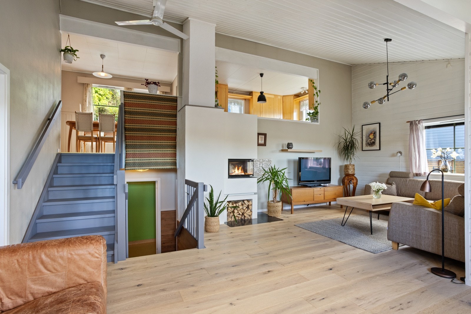 Takhøyden og lysinnfallet gjør stuen til et svært behagelig rom å være i. Galleribilde