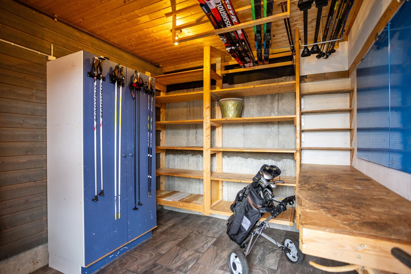 Stor utebod/smørebod med plass til familiens fritids/hobbyutstyr. Boden er isolert og har innlagt vann. Snekkerbenk og store hyller. Skap med plass til litt av hvert. Galleribilde