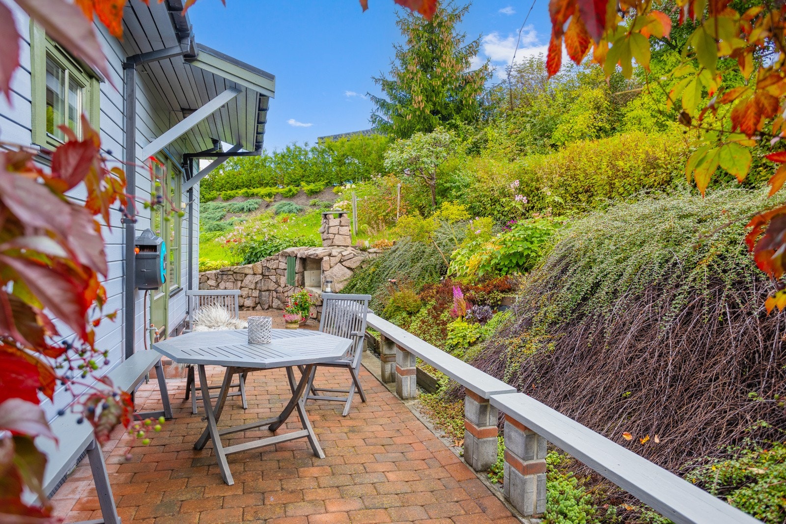 Her er uteplassen utenfor spisestuen med peisen i bakgrunnen. God plass til langbord som kan brukes ved festlige anledninger. Galleribilde