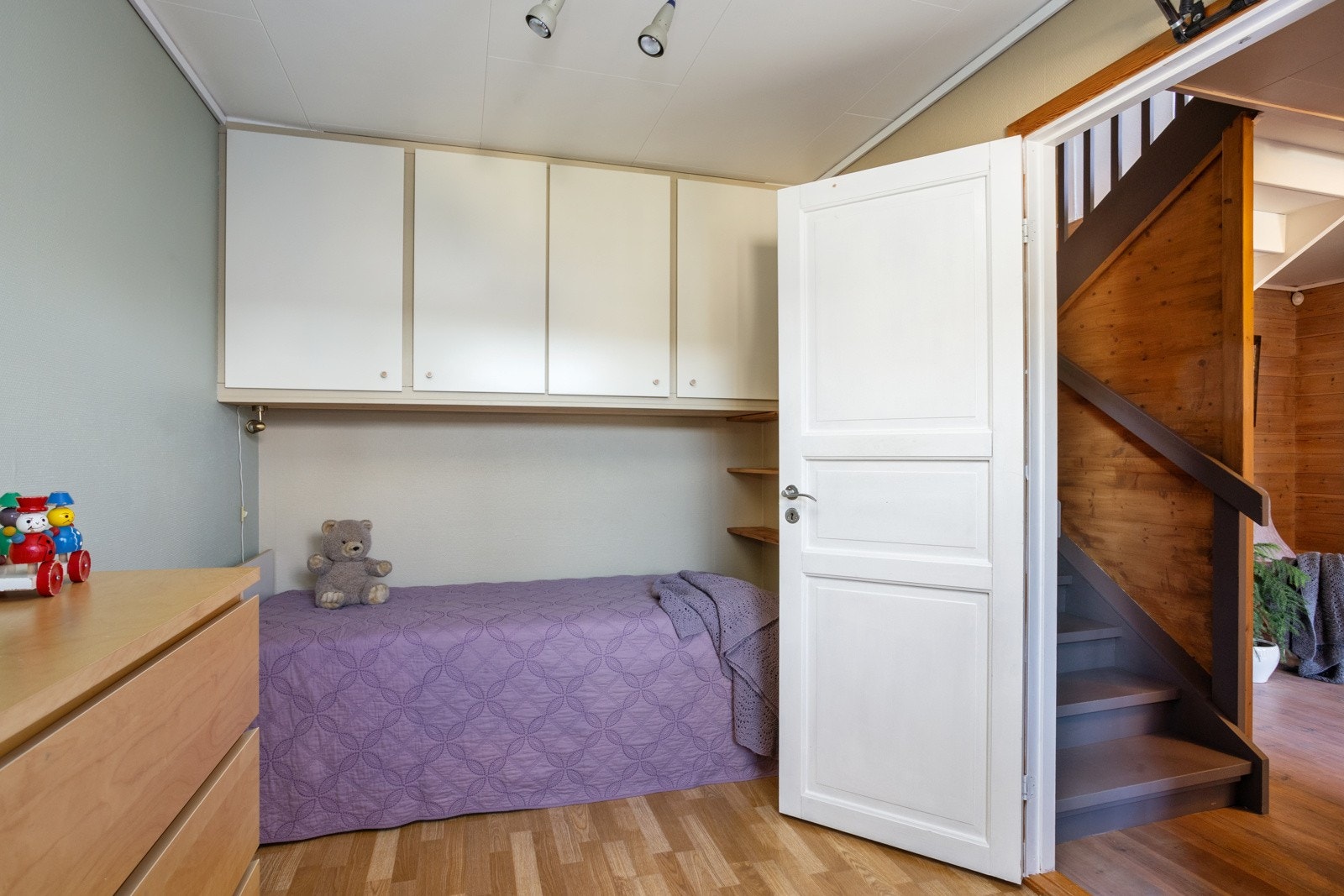 Skap med hyller over sengen. Galleribilde