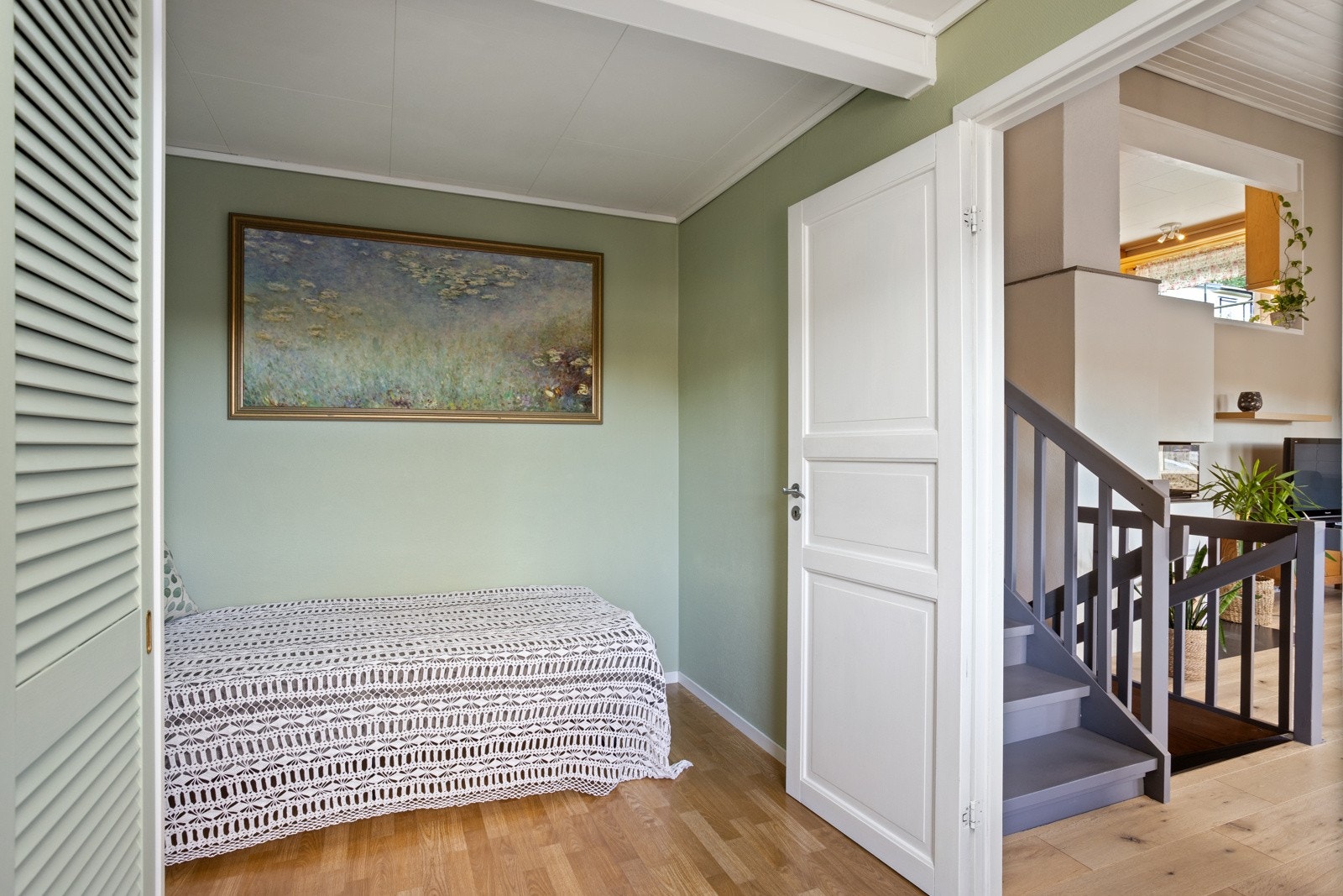 Soverom innenfor stuen. Skyvedørsgarderobe med trådkurver. Galleribilde