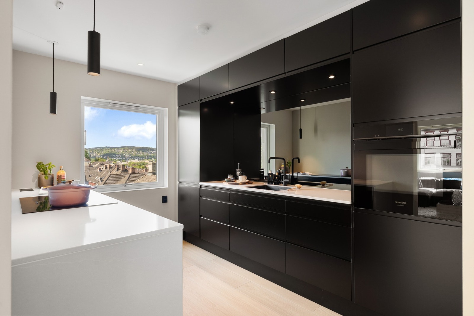 Stilrent kjøkken som ble oppusset i 2023, og har god skap- og benkeplass. Galleribilde