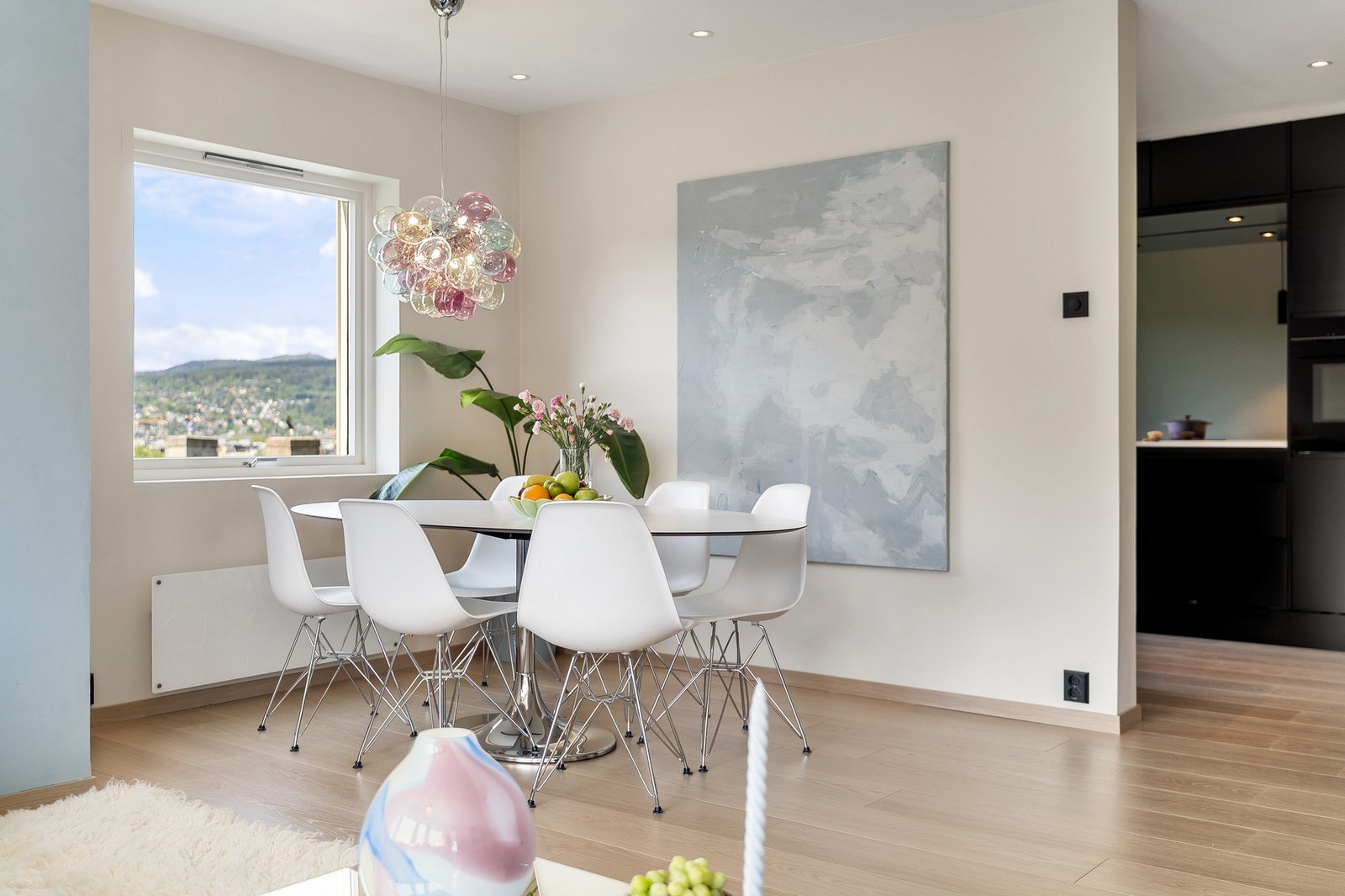 Spisebordet finner sin naturlige plassering ved kjøkkensone. Galleribilde