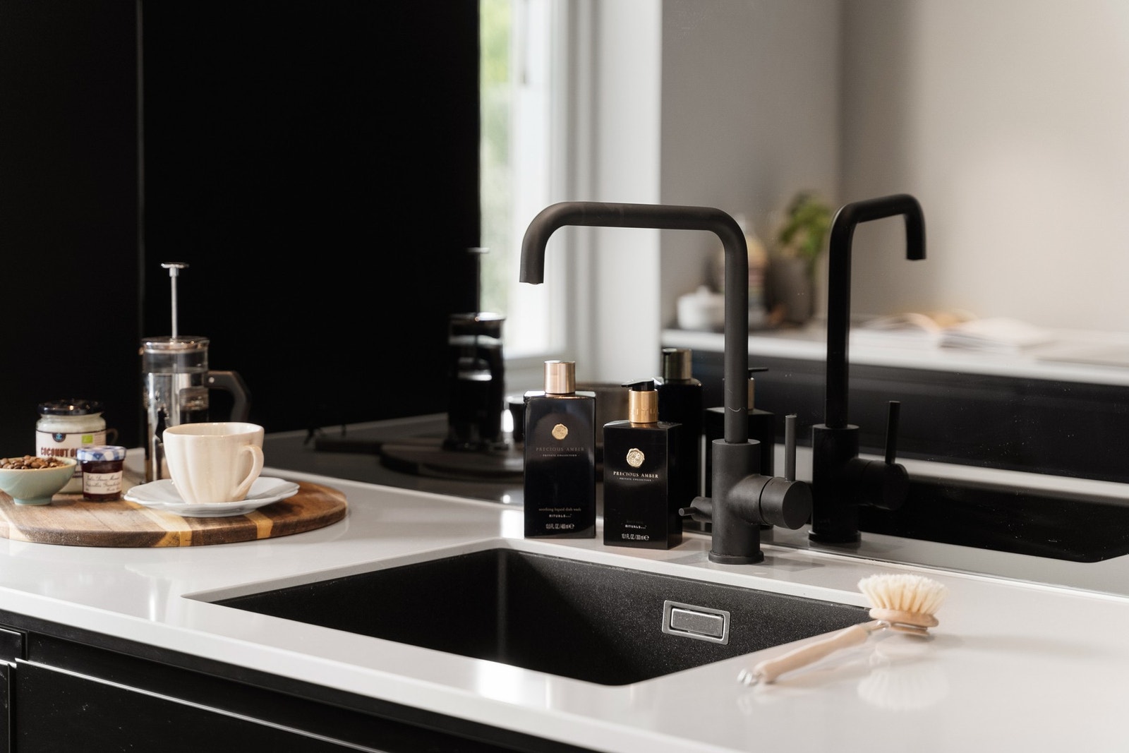 Kjøkkenet har integrert platetopp med integrert avtrekk, stekeovn (damp og mikrofunksjon), oppvaskmaskin og kjø/fryseskap. Galleribilde